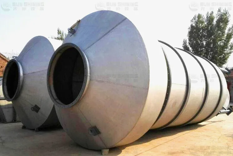 Завод по переработке соли с блестящим озером и морскими скалами