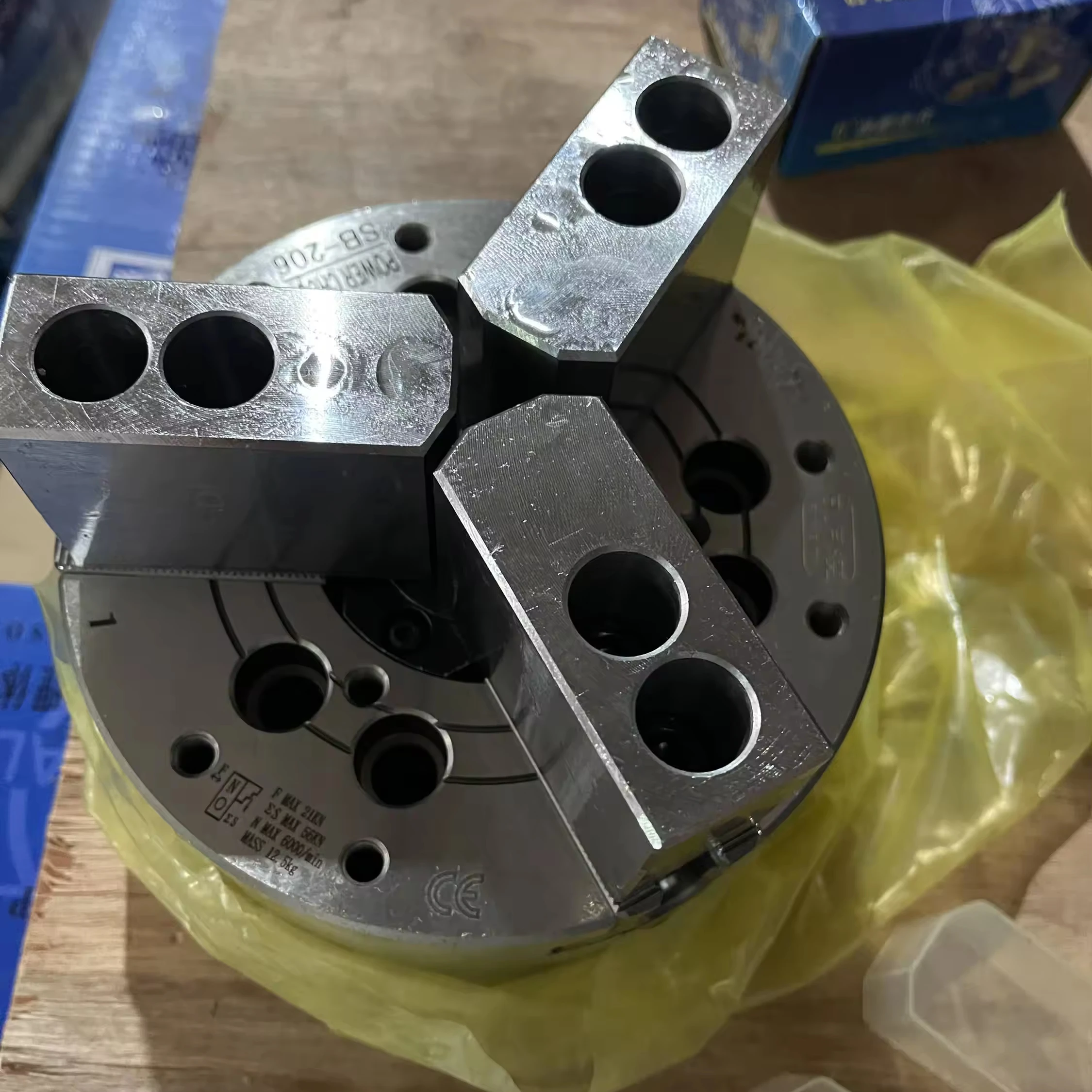 Hollow hydraulic chuck, high-precision three-jaw chuck, hydraulic power chuck, 5681012 steel body