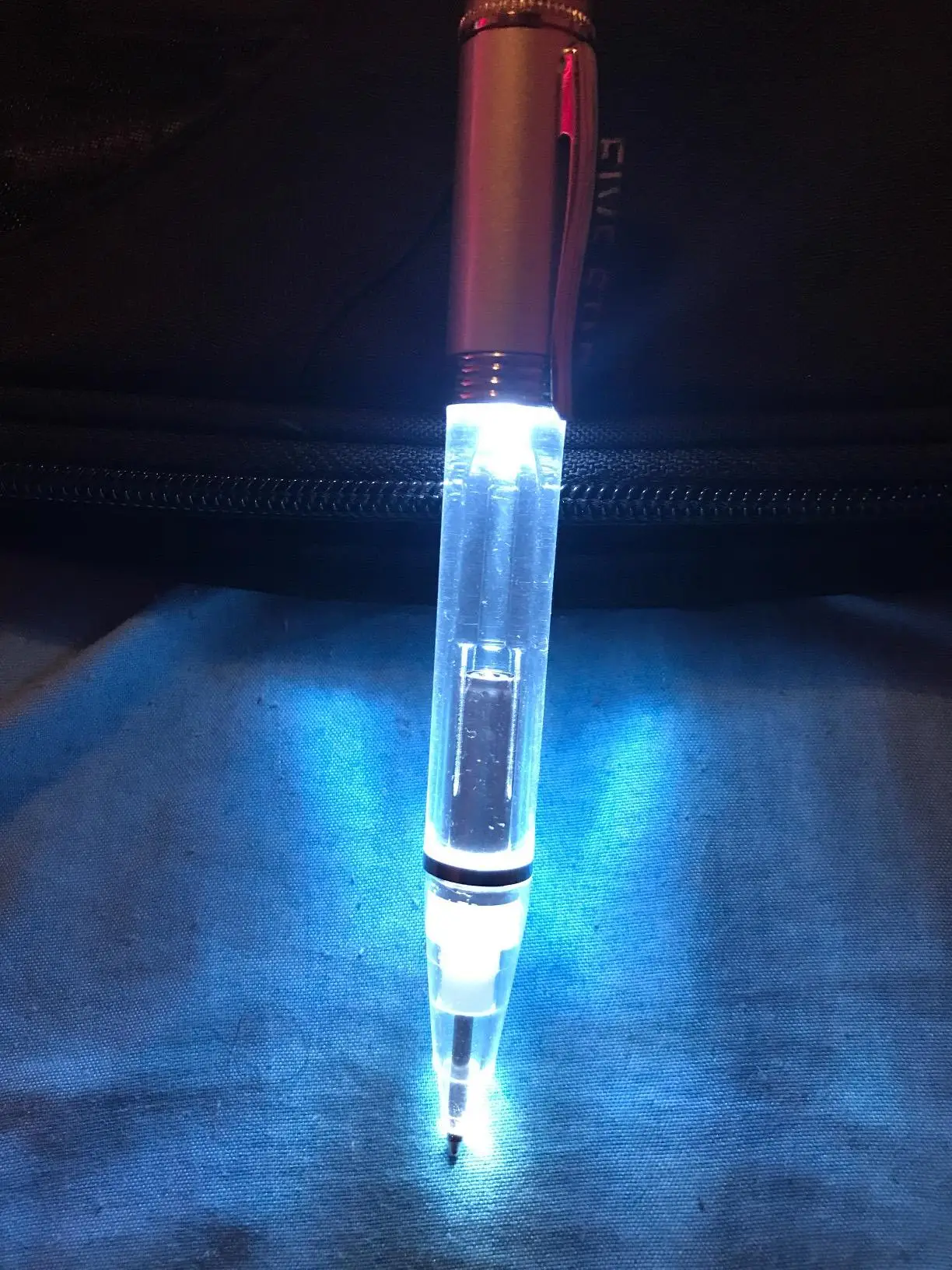 Amazon Hot Sale LED Pen with Light, Light Up Penlight for Night Writing, LED ballpoint flashlight writing pens