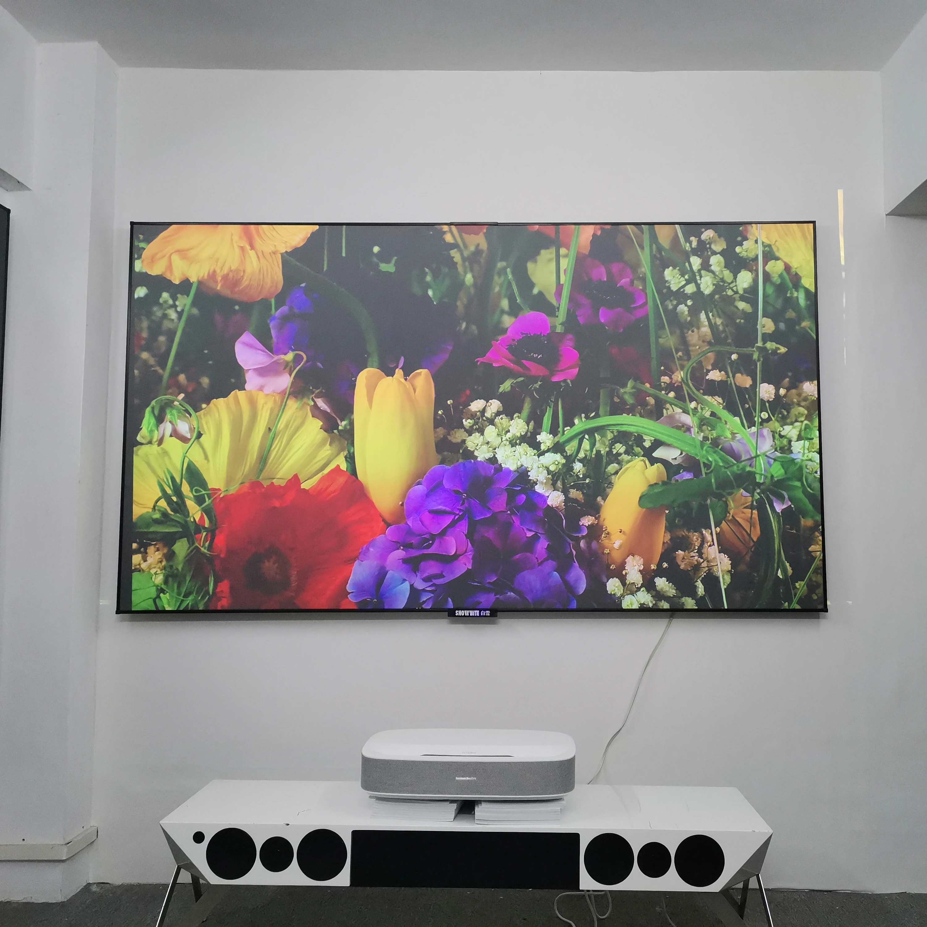 
120 inch UST ALR PET Crystal hard Projection Screen With Aluminium Alloy Frame 