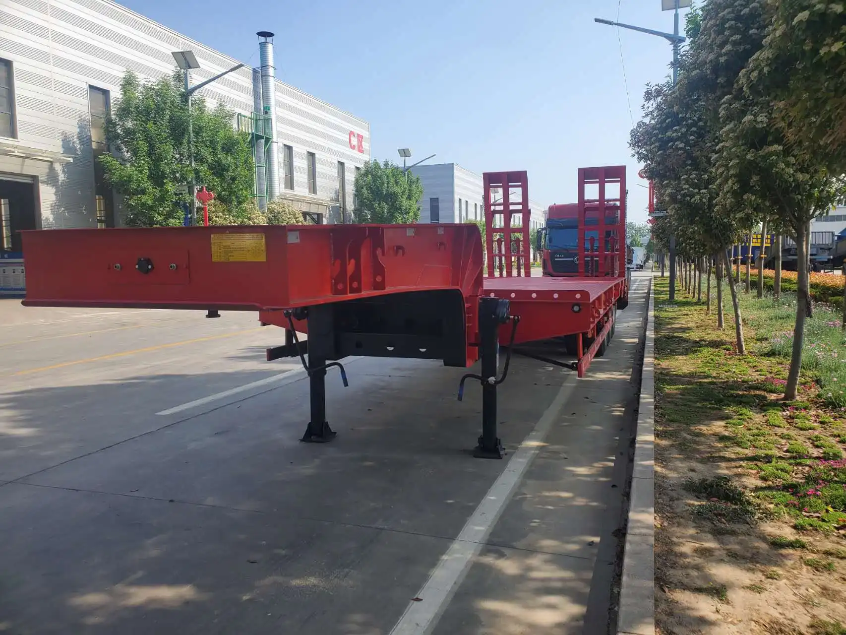 Excavator heavy type  Flat Low Bed Loader Platform Lowbed Semi Trailer lowboy truck for sale