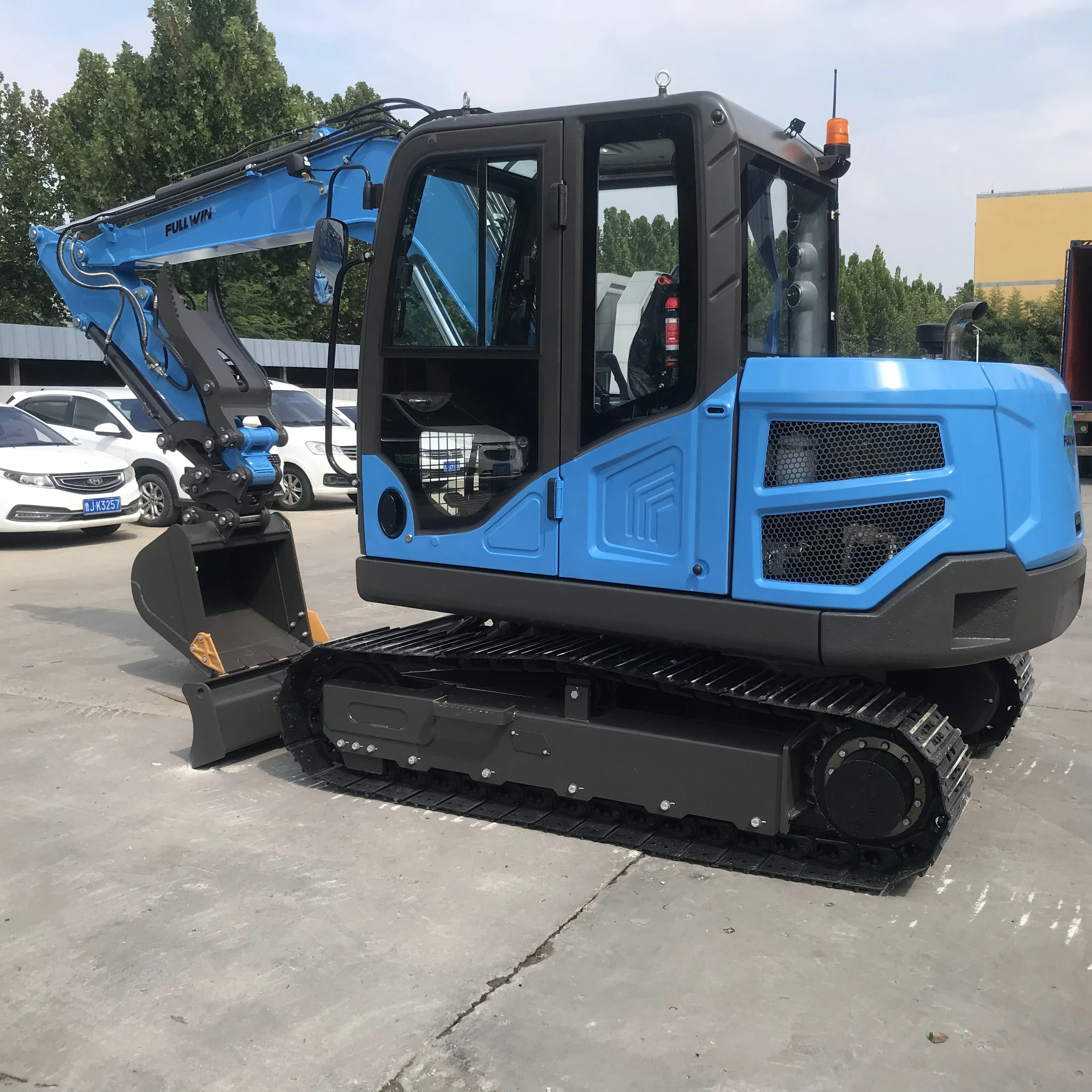 China Factory Cheap free shipping 6.5ton Kubota Engine closed cabin free steel track  mini compact excavator