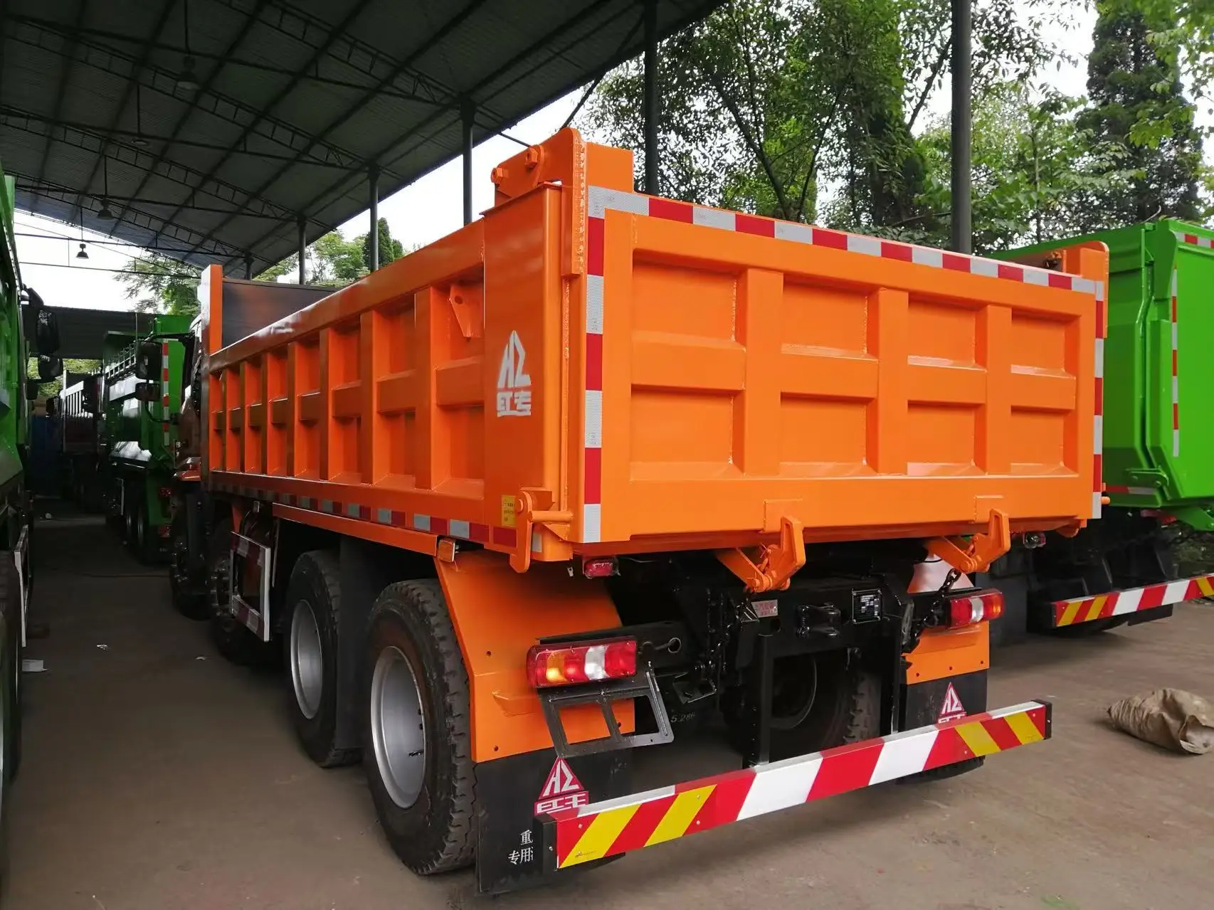 Steyr Red Rock 350 8x4 12-Wheel Heavy Truck 31 Ton Manual Cubic Tipper 400hp 20 Used for Construction Left-Hand Steering