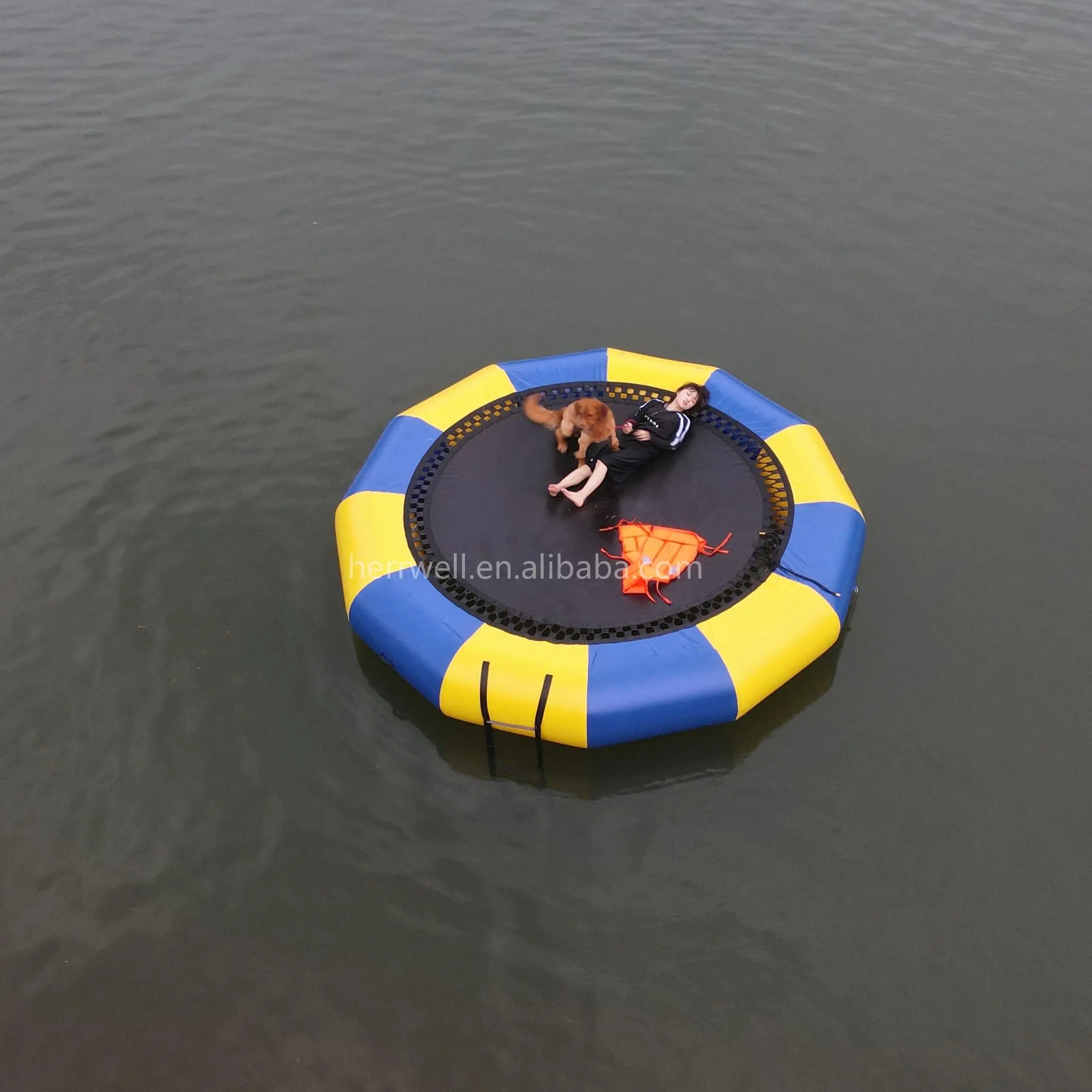 Надувной батут на воде