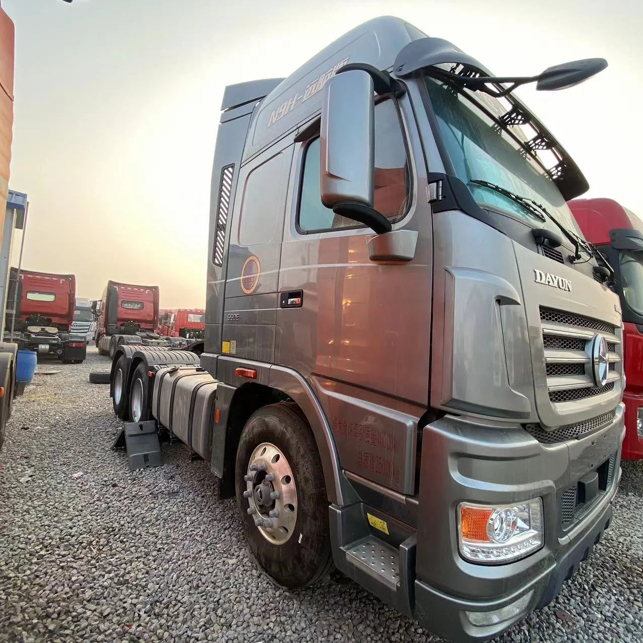 Second hand DaYun n9h грузовик 550 л.с. 6x4 euro5 тягач