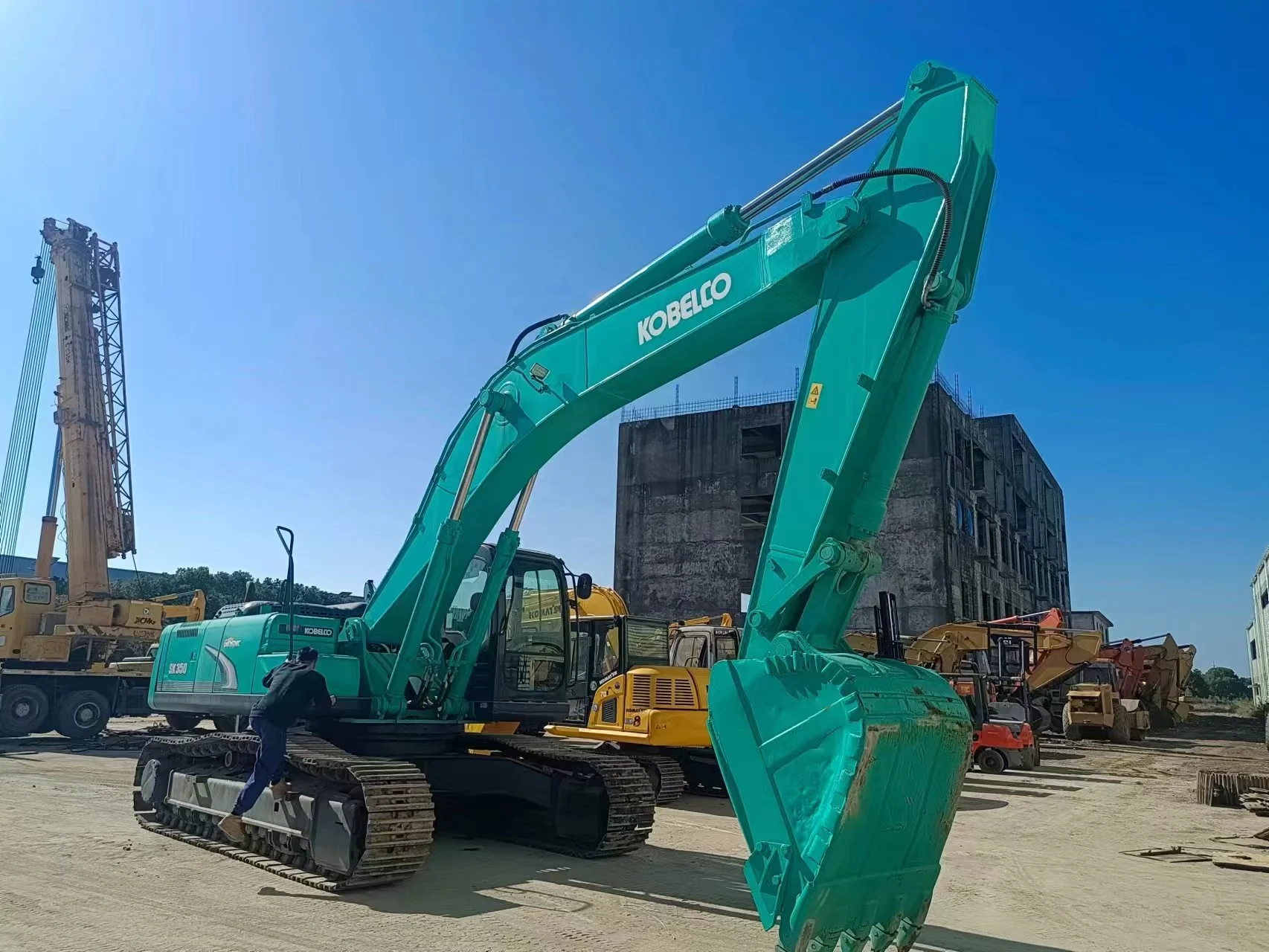 low working hours used kobelco excavator SK200 SK210 SK135 SK220 SK350 SK260 SK300 for sale