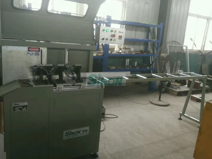 Auto feeding 90 degree aluminum profile cutting saw