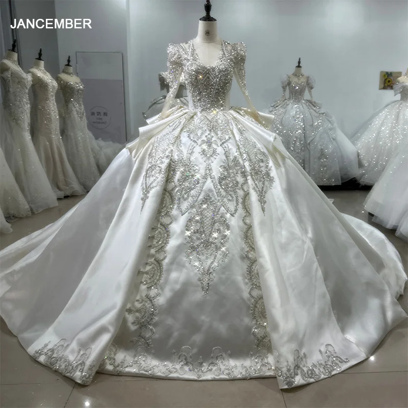 Бальное платье с V-образным вырезом