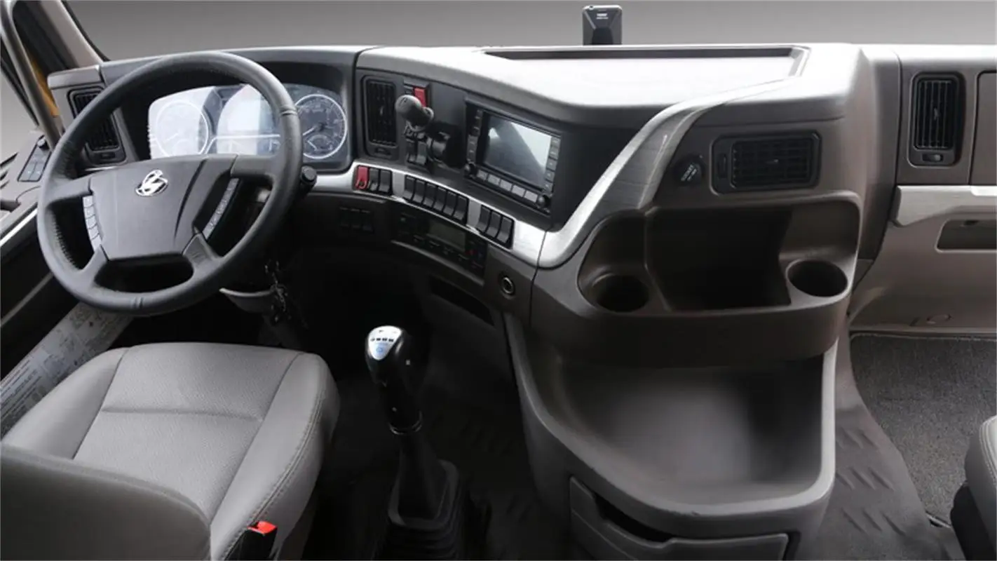 China chenglong trucks with good performance H7 8X4 cargo truck multifunctional euro 5 heavy truck for logistics