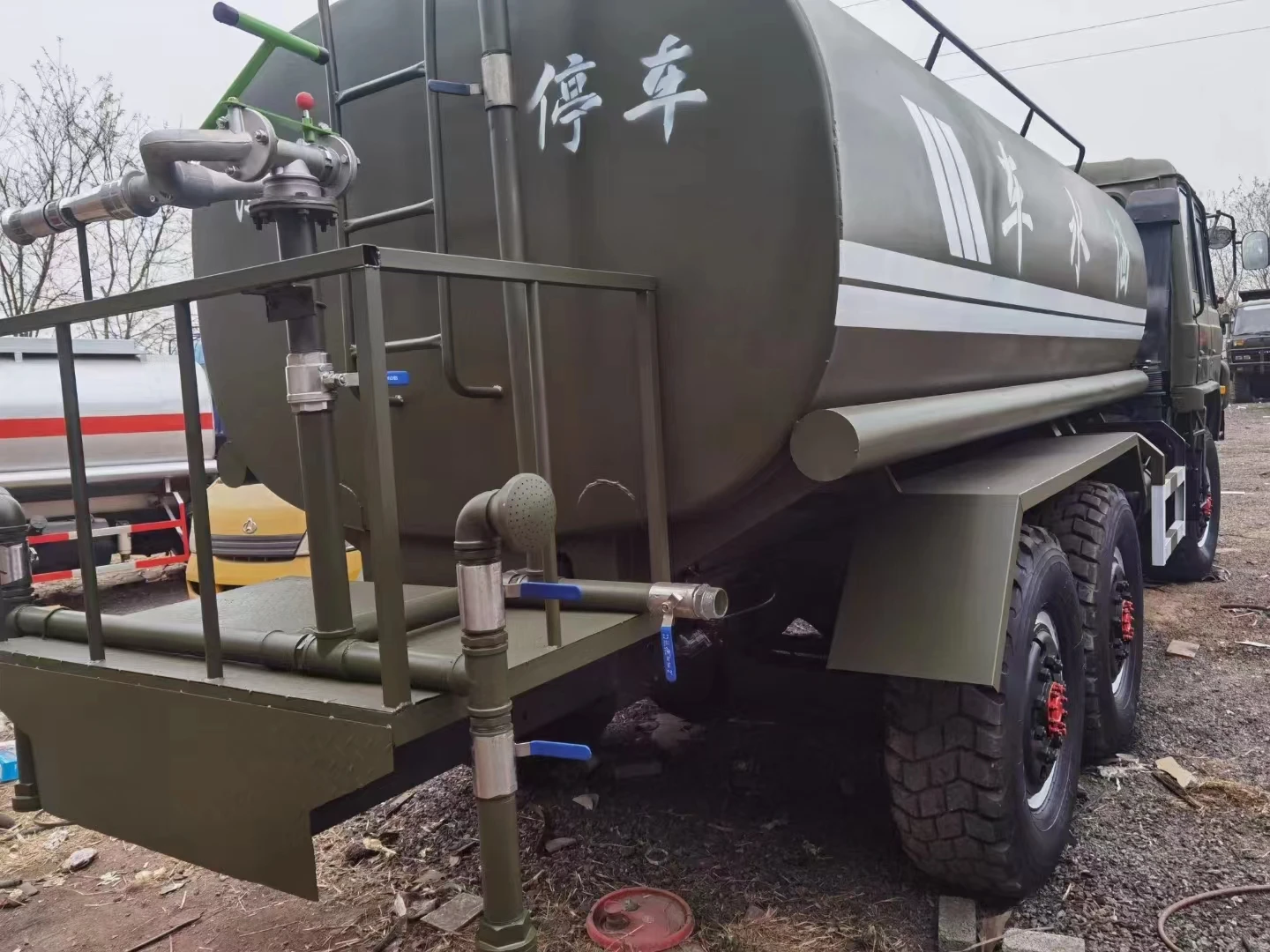 Автоцистерна для воды на 12 куб. См, 6x4 водонагревателя, внедорожного типа Dongfeng, 6-колесный двигатель Cummins