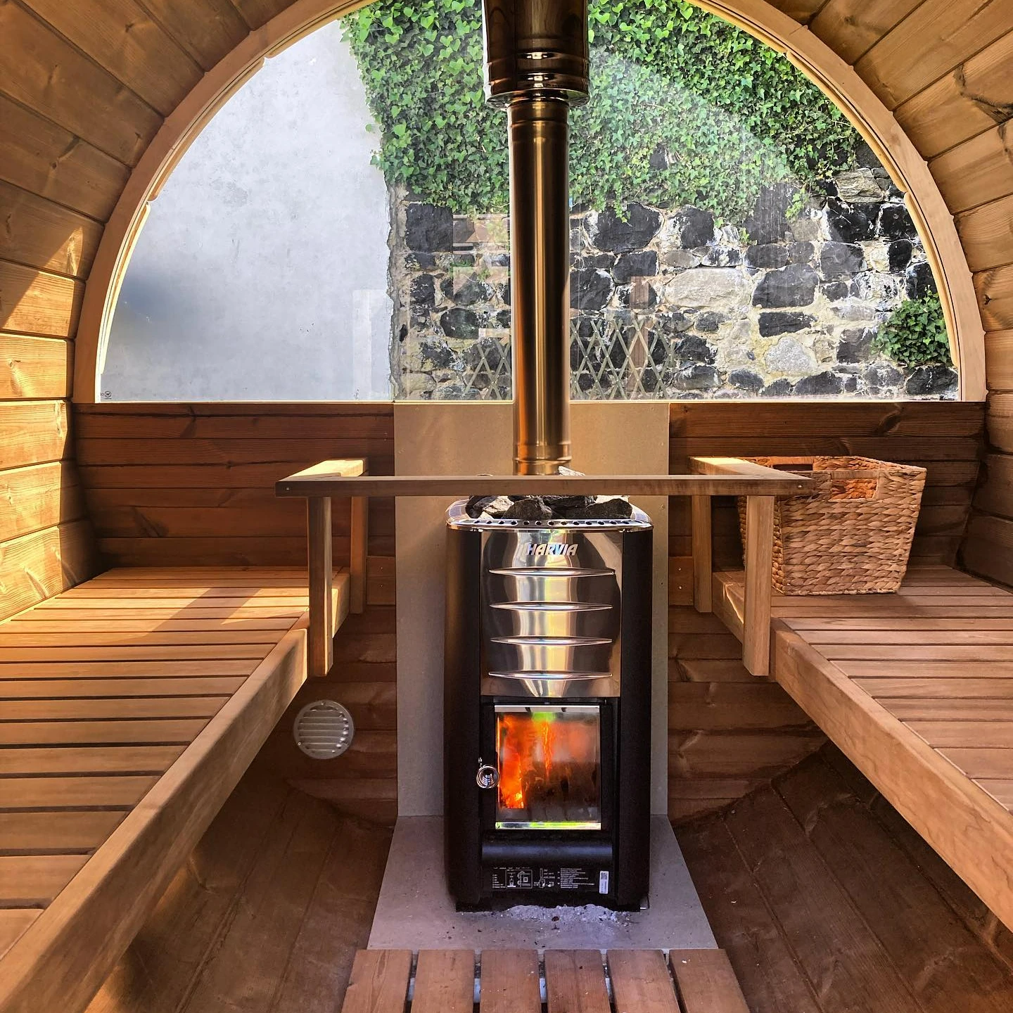 Wholesale Customizable 6-Person Red Cedar Home Sauna Steam Room Modern Design Solid Wood Barrel Sauna for Outdoor Use