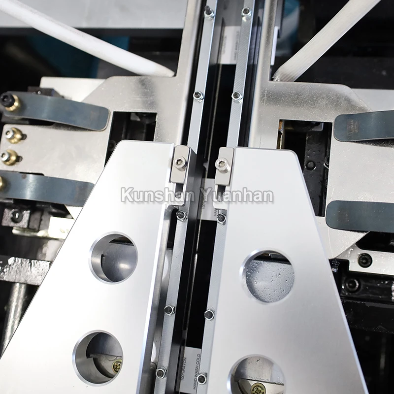 Full automatic ultrasonic stain label  woven label fold and cut machine