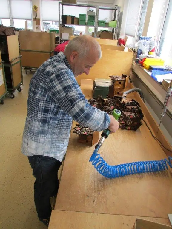 Best Sale Germany Mechanical Black Forest House Cuckoo Clock With Moving Black Forest Girl For Home Decoration