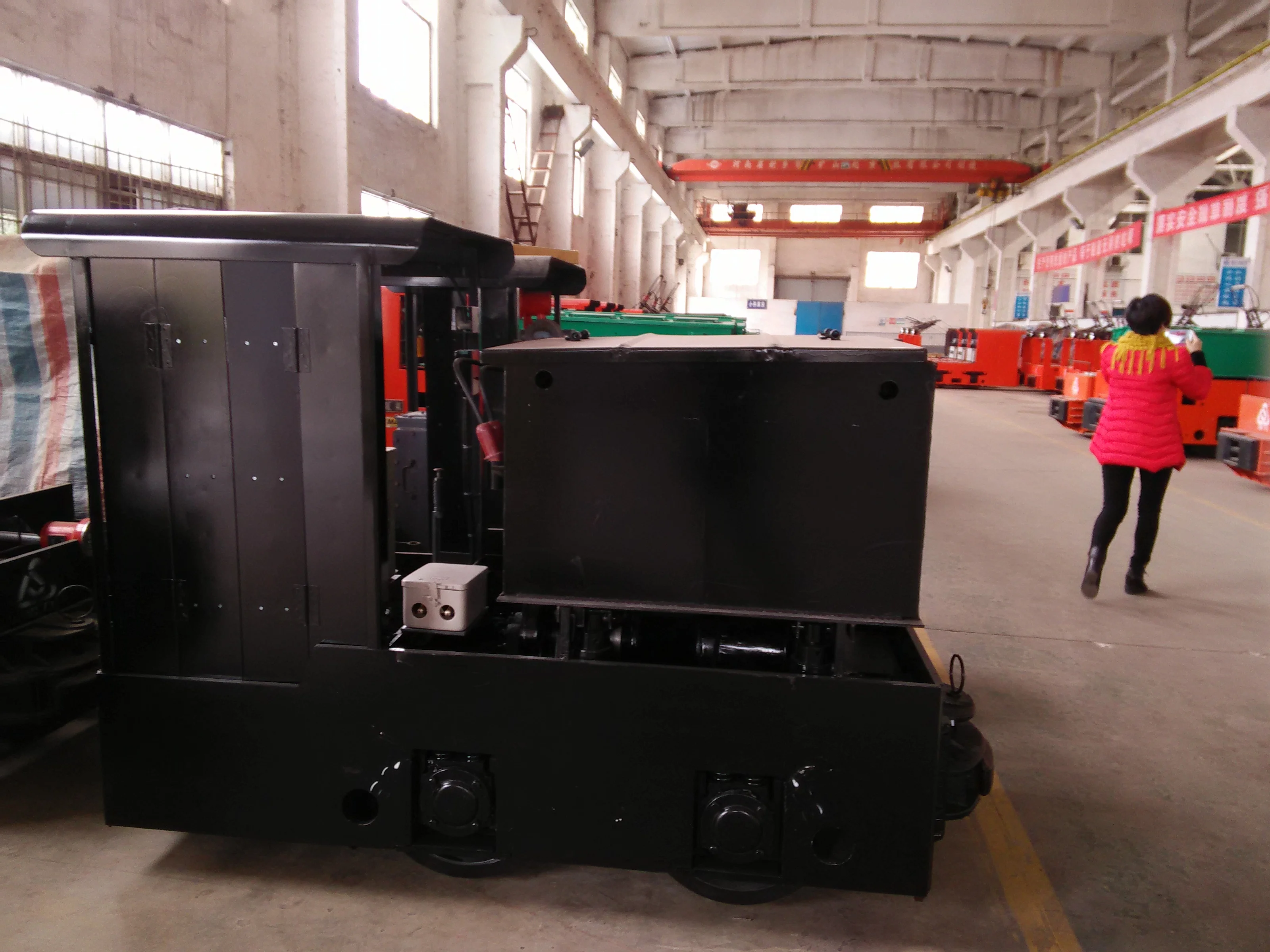 Electric haulage locomotive,electric locomotive unit,electric locomotive voltage