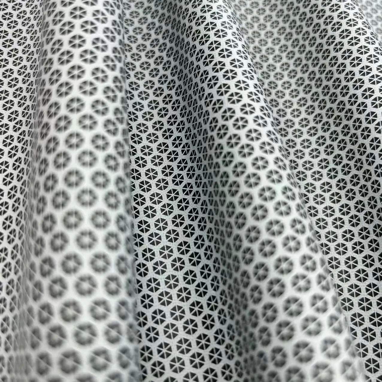 Hot Sale 100%Polyester Face: Ripstop Pongee Backing:Printed TPU membrane Function:Waterproof and Breathable Fabric for clothing