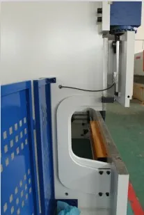  Гидравлический скрученный осевой синхронный CNC листогибочный станок для металлических