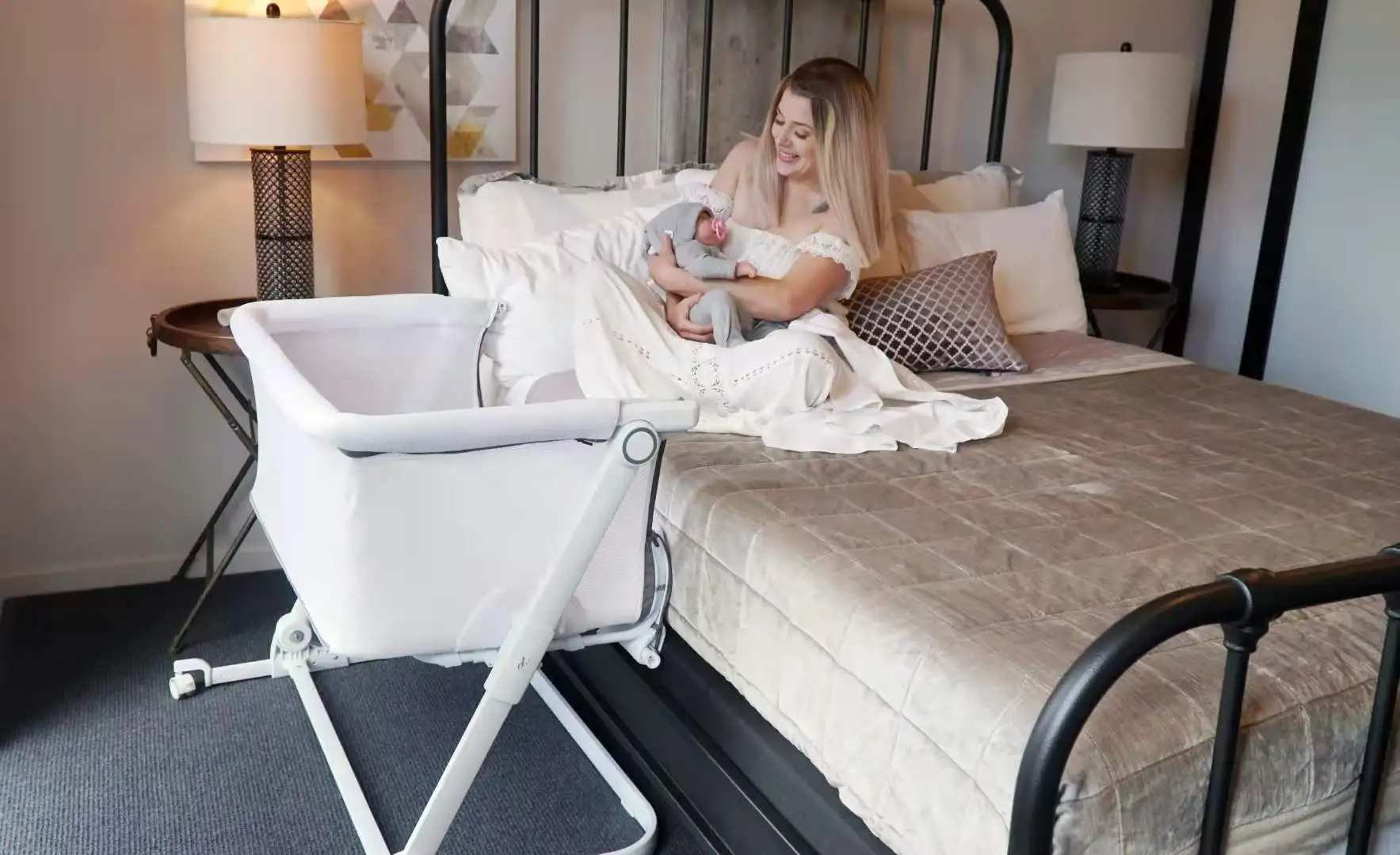 
Latest Design Hot Sale Lightweight Mesh Bassinet & Bedside Sleeper Baby Crib 