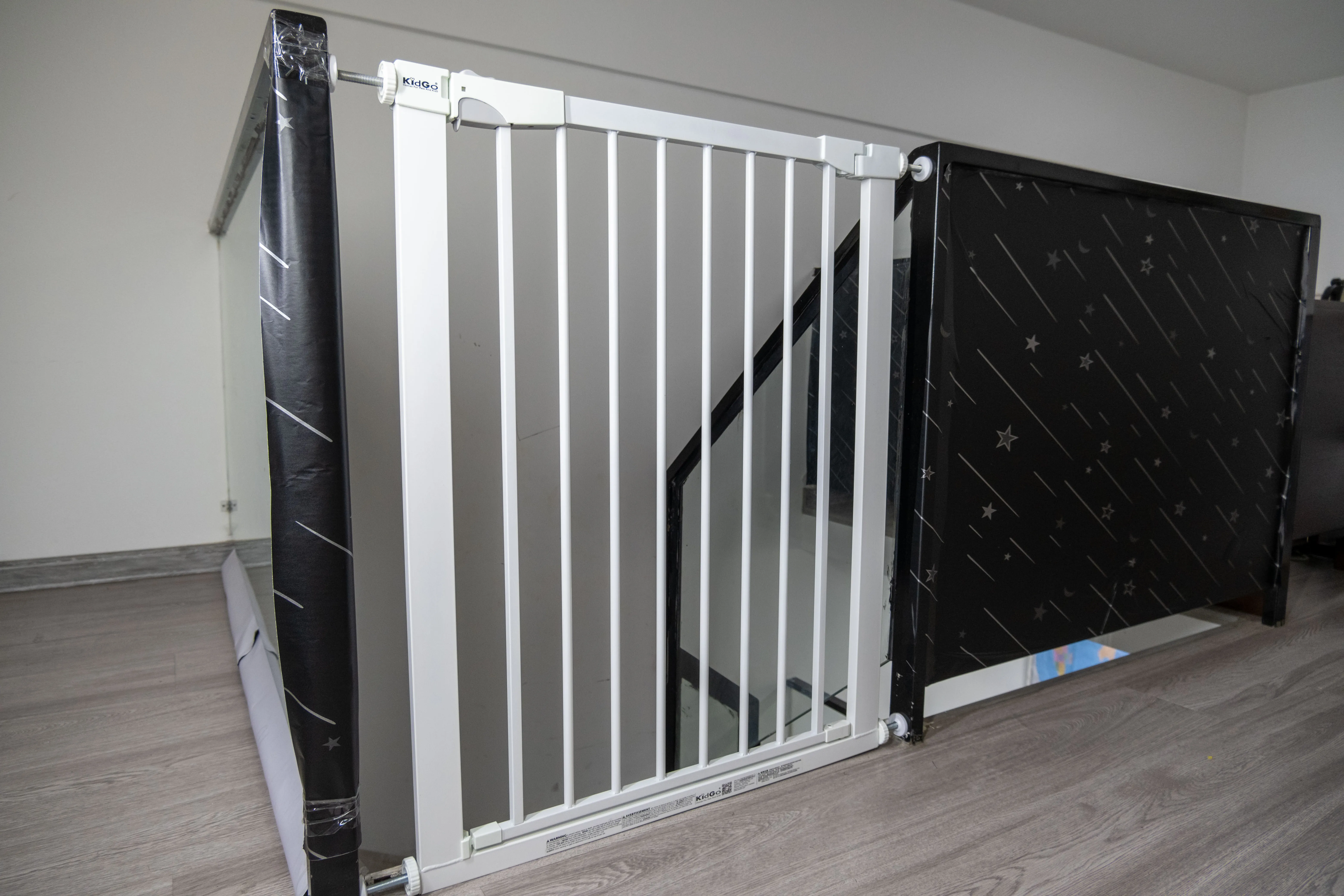AiLiKEA PLANT HOT SALE OEM&ODM CUSTOMIZED retractable Baby safe iron Gate Child Baby Stair Fence baby gate safety