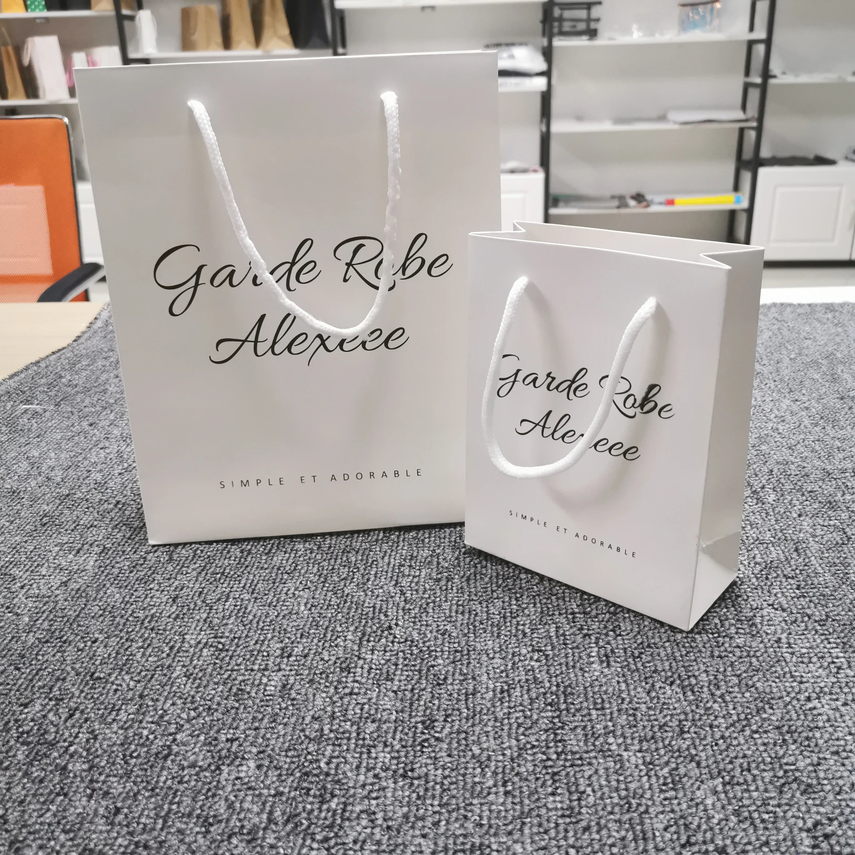 Custom luxury recycled white card paper shopping bag for packaging gift with rope handle