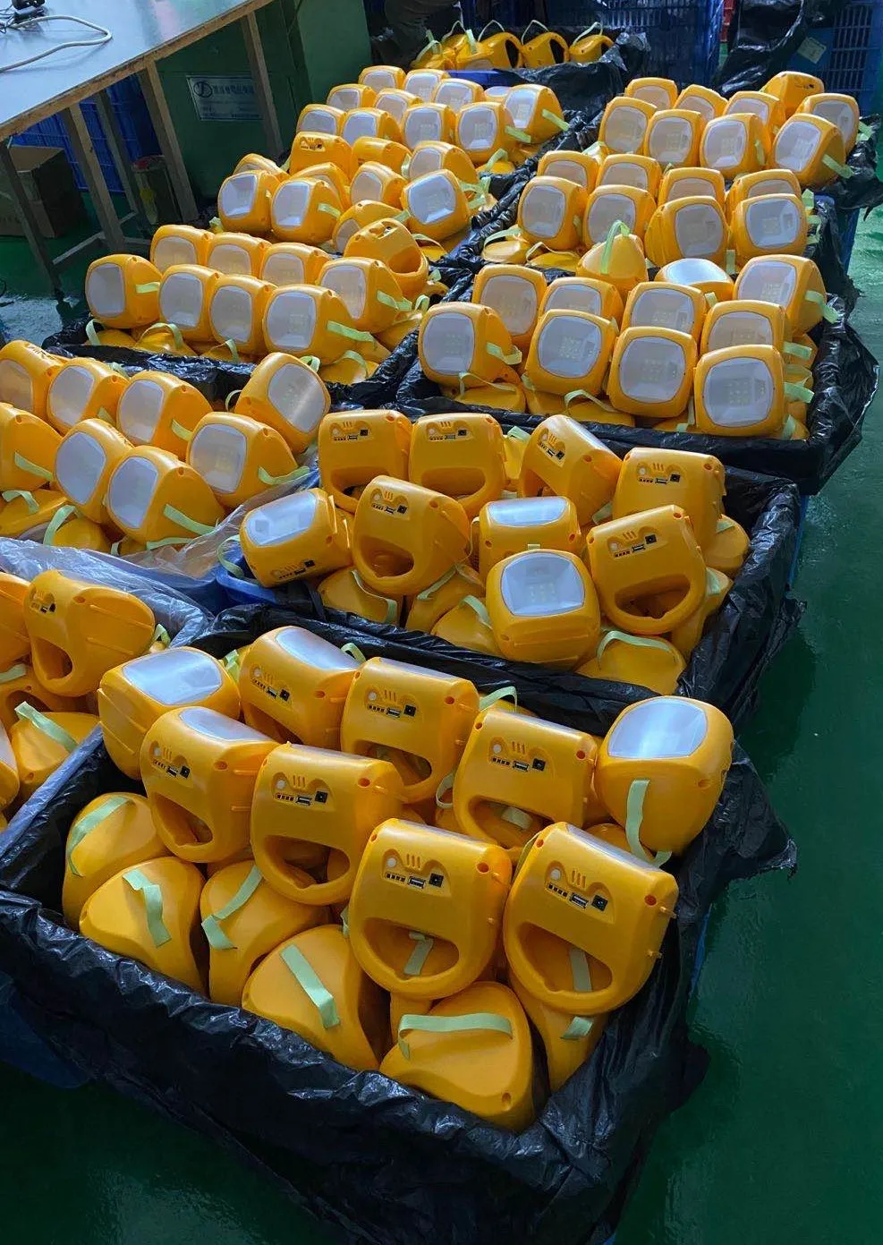 HOT sale Solar Lights Factory the Best-Selling Portable Handy Solar Table Lights with Dual Panels and FM radio