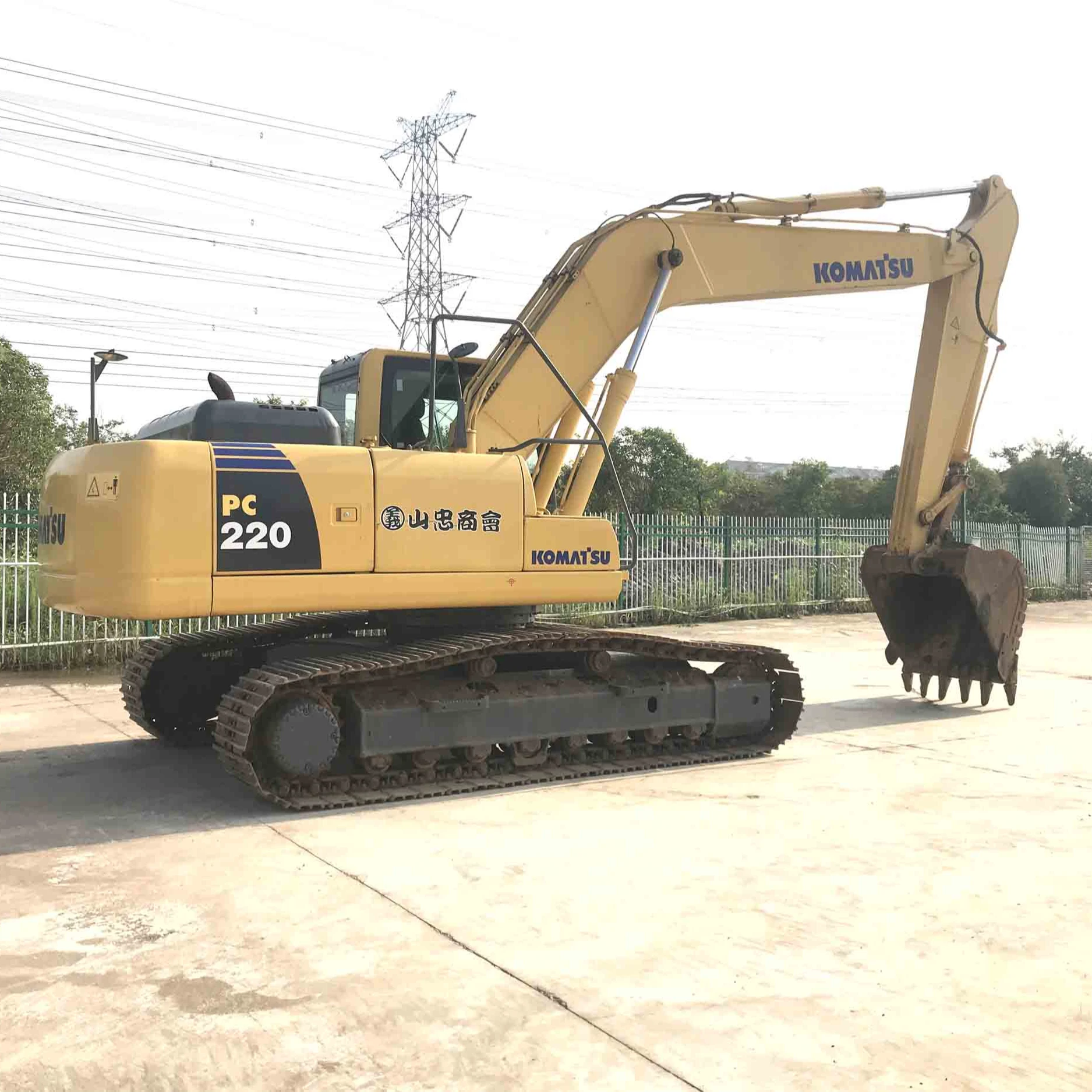 Active Used Construction Equipment Komatsu PC220-8 Crawler Excavator Digger/Durable Used Komatsu 22 ton Excavator at Good Price
