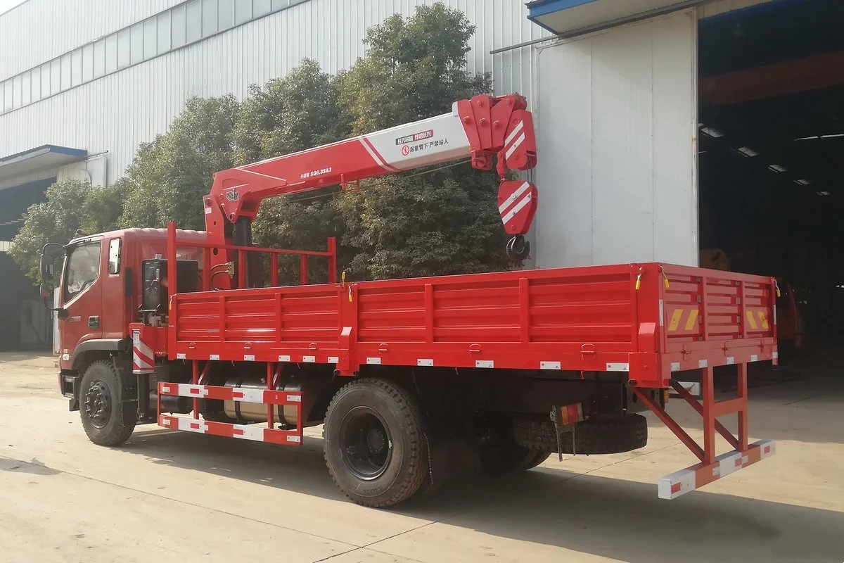 FAW 130HP 6.2 Meters Cargo Box Special Transportation 5 Tons Crane Trucks with 7 Tons Load Capacity