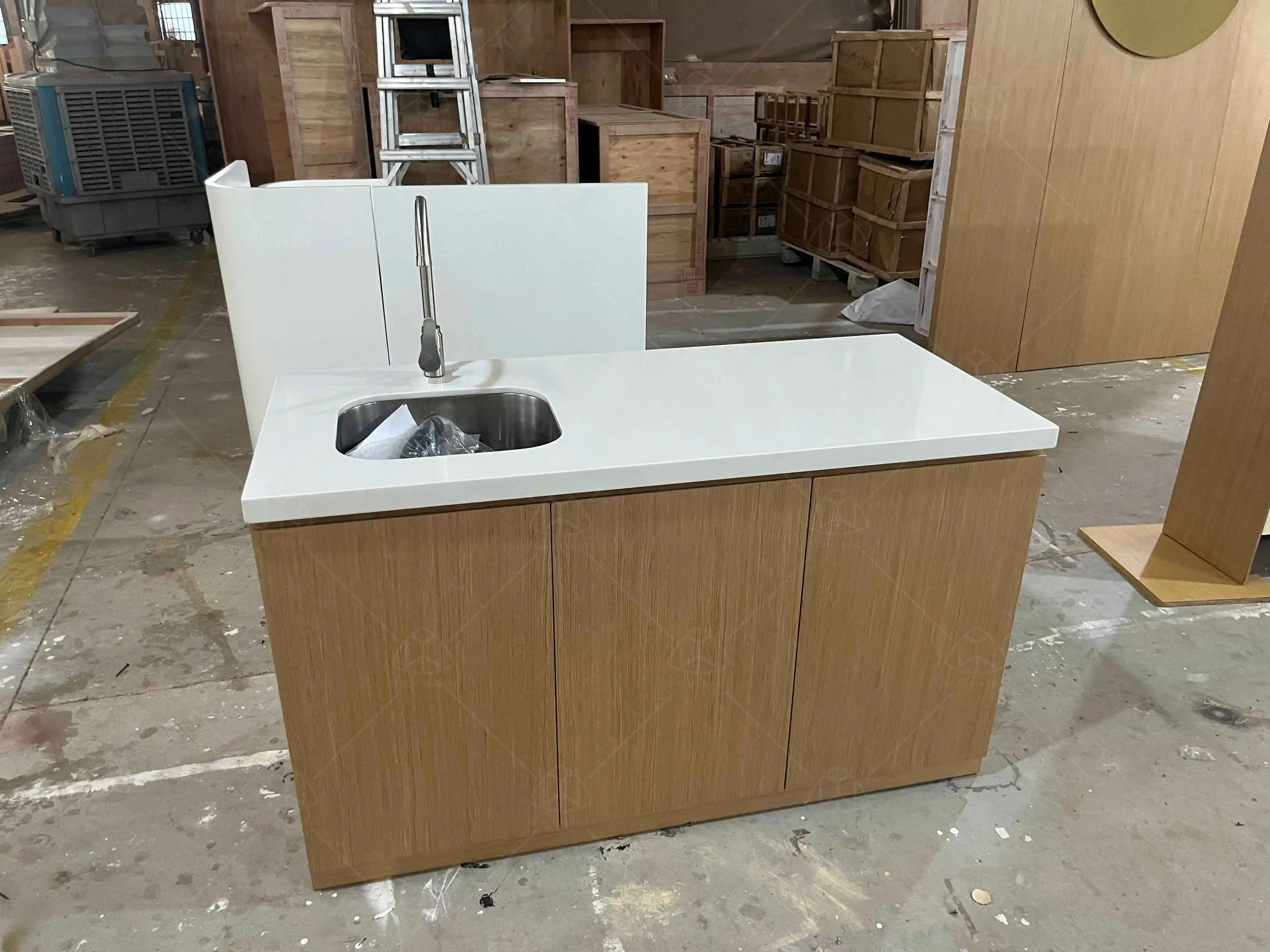 Wooden Nail Polish Display Stand Nail Desk Salon Furniture Luxury Pedicure Spa Salon Wall Decoration