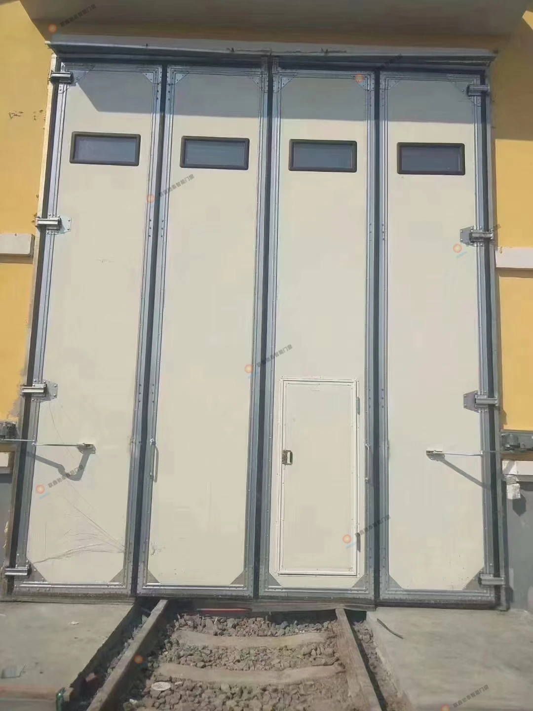 Manufacturer Industrial Heavy-Duty Aluminum Iron Durable Sliding Folding Door for Factory