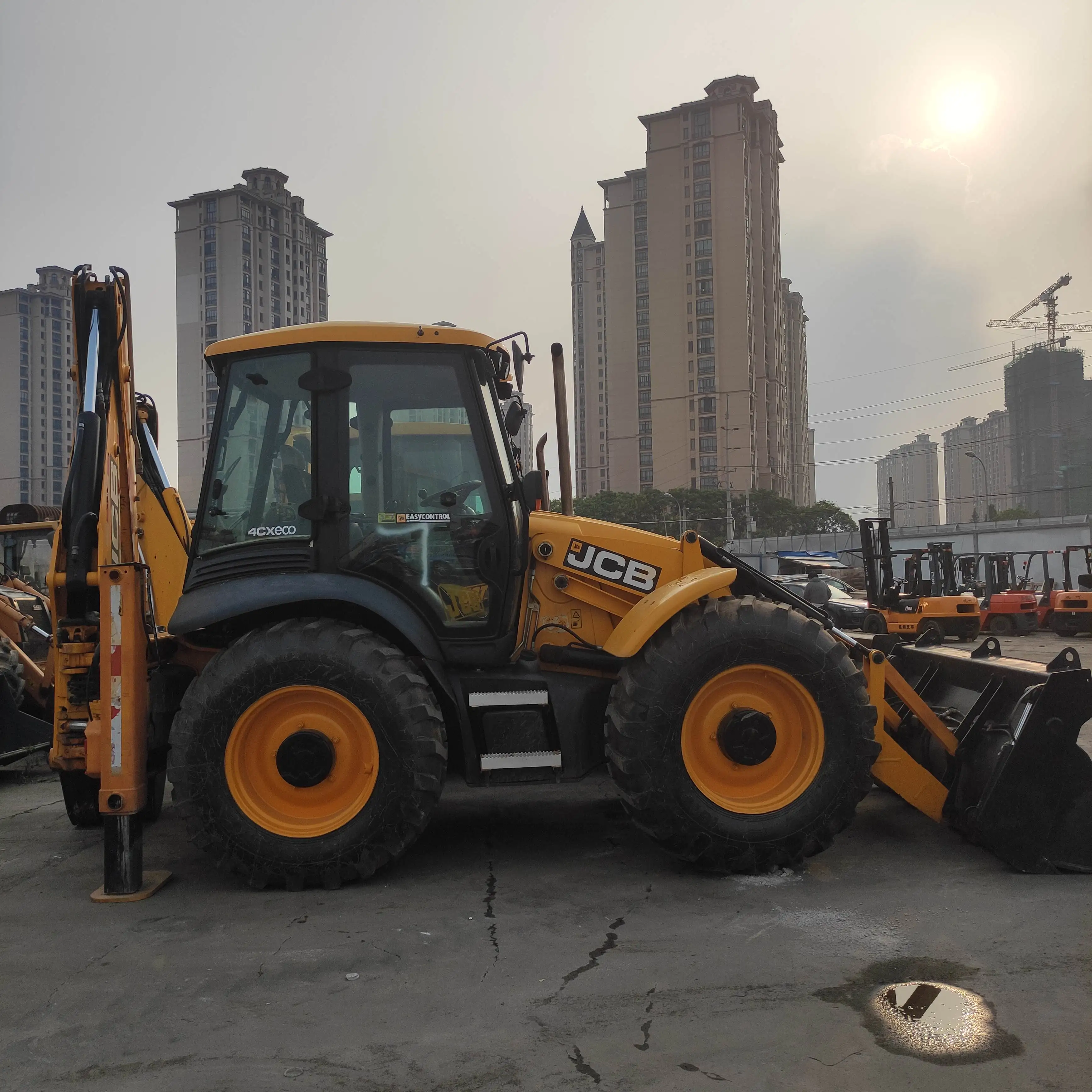 Продажа б/у экскаваторов-погрузчиков JCB 4CX с хорошей производительностью и лучшей ценой в Шанхае Китай