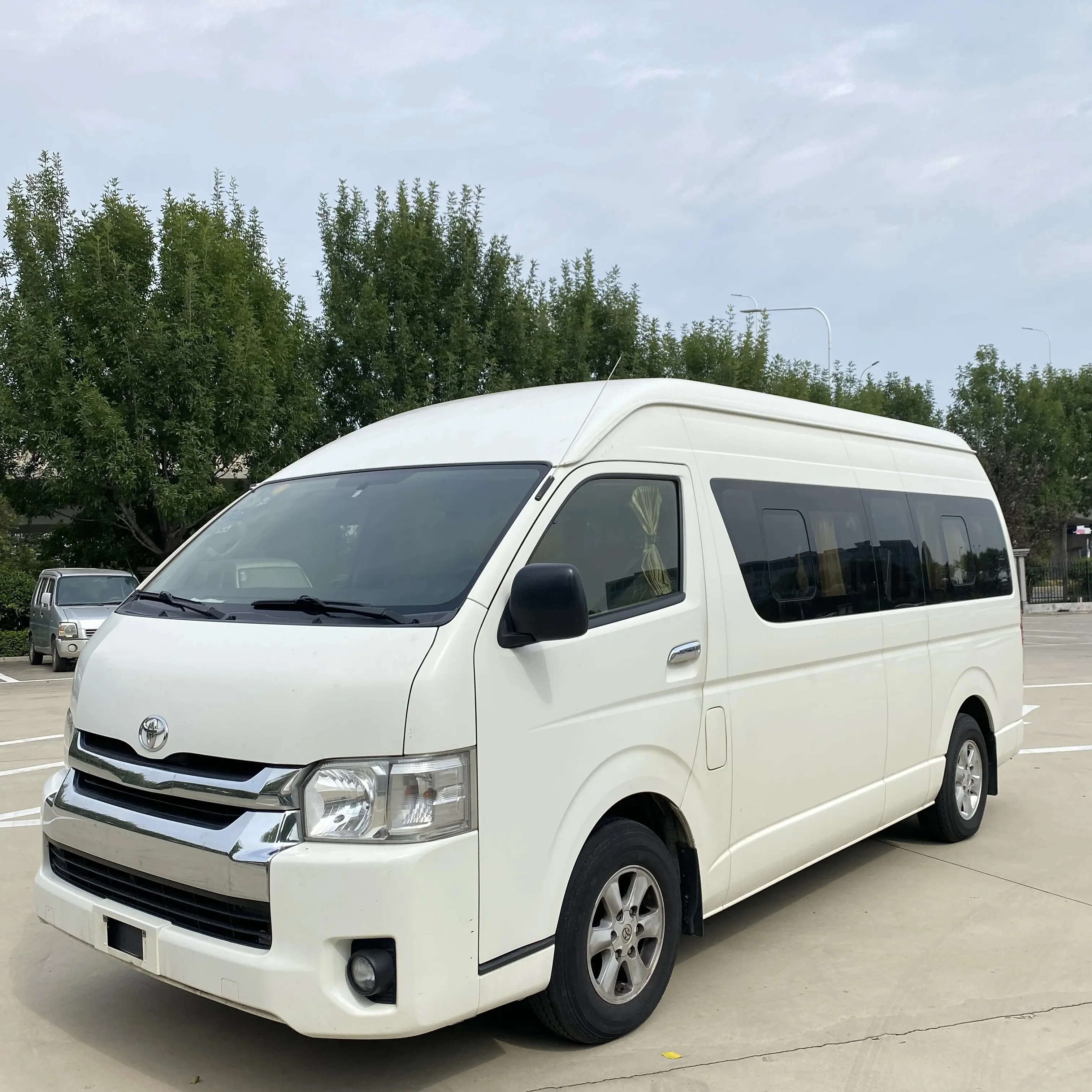 factory price used Toyota Hiace Mini Bus  Gasoline Minibus  for Sale