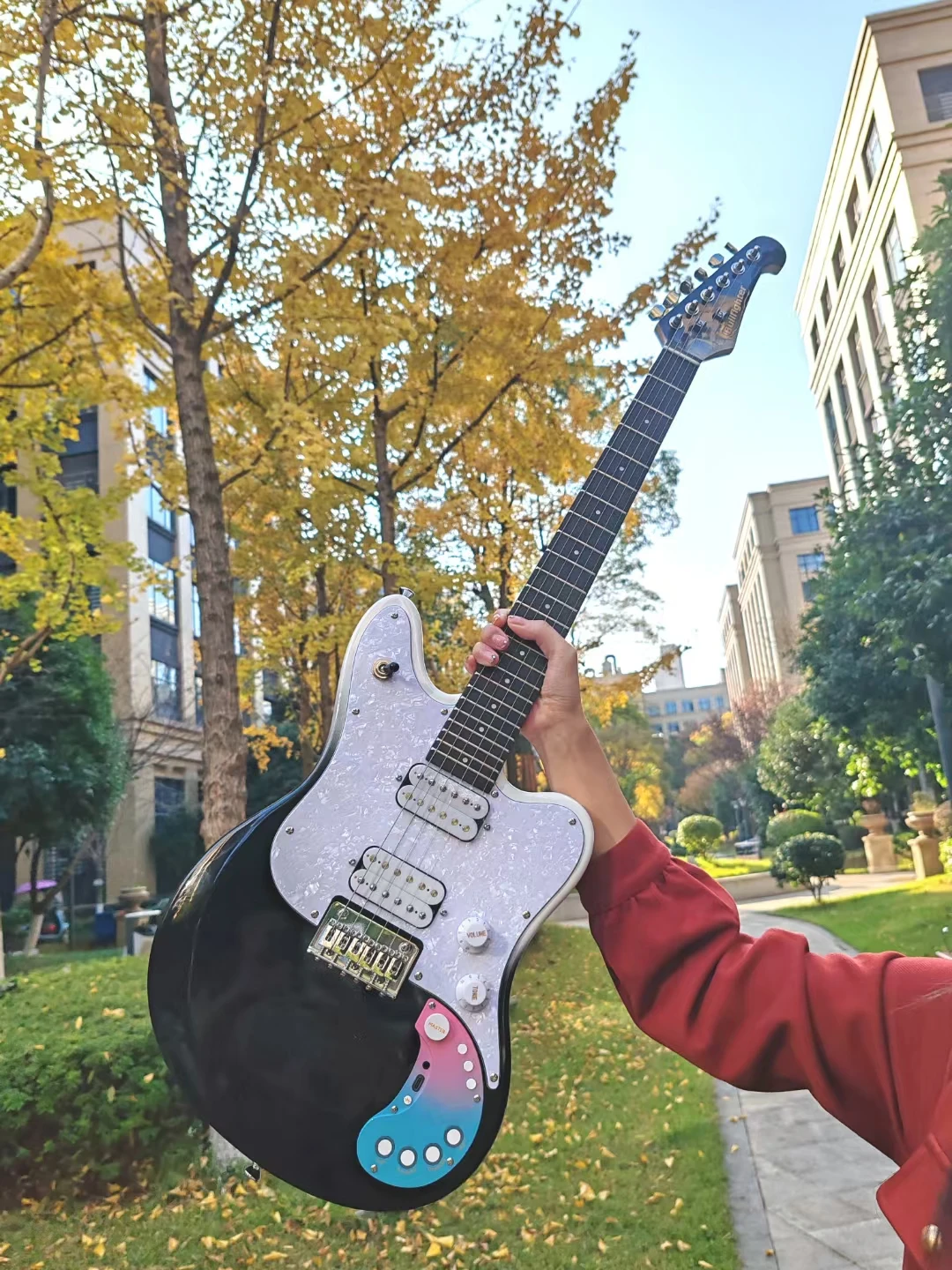 SE mini Bullfighter New Style 24 Frets Scale length 570 MM Okoume Body Canadian Maple Neck Electric Guitar with Speaker