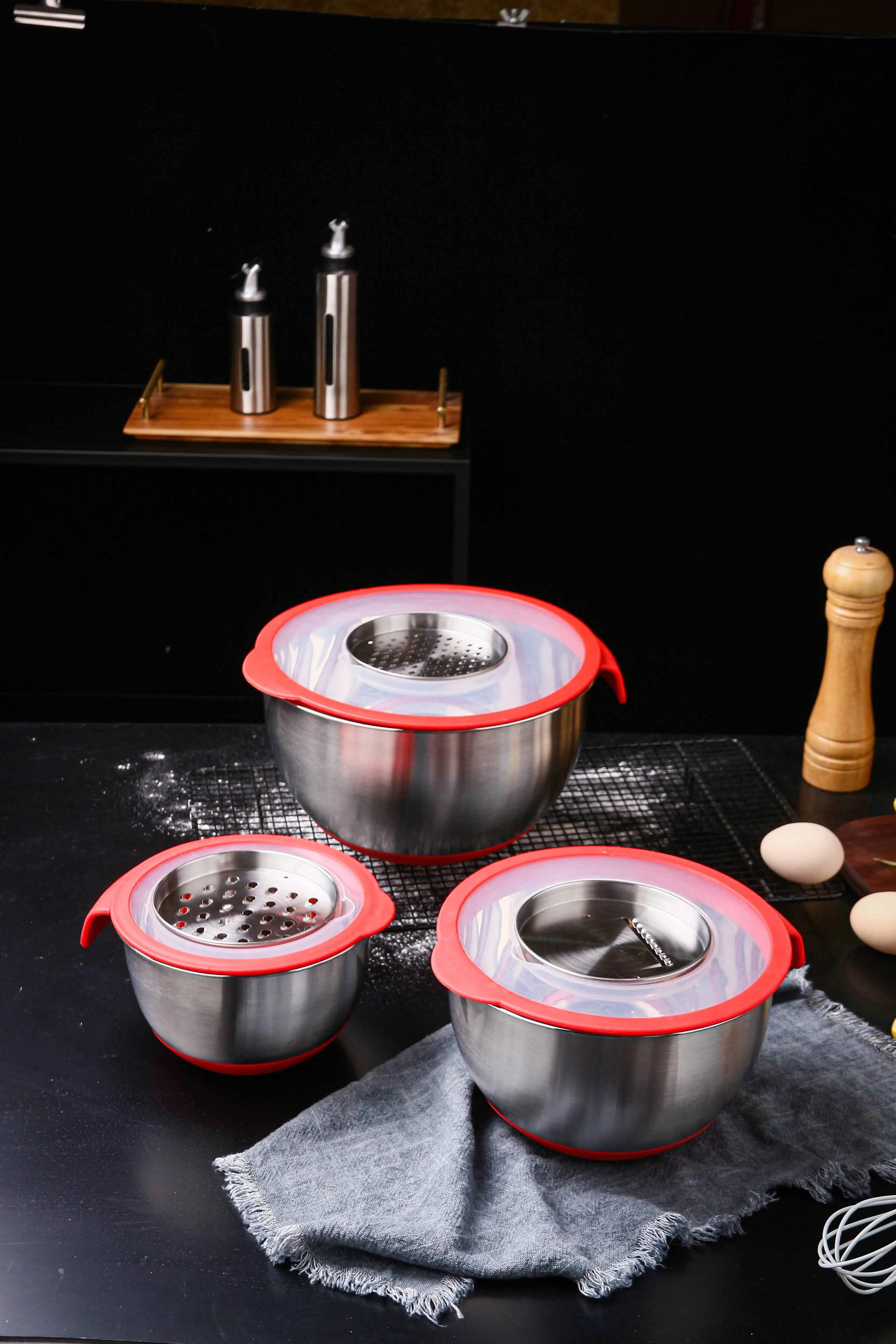 Stainless Steel Metal Mixing Fruit Salad Bowls With Airtight Lids Set with 3 Grater Attachments