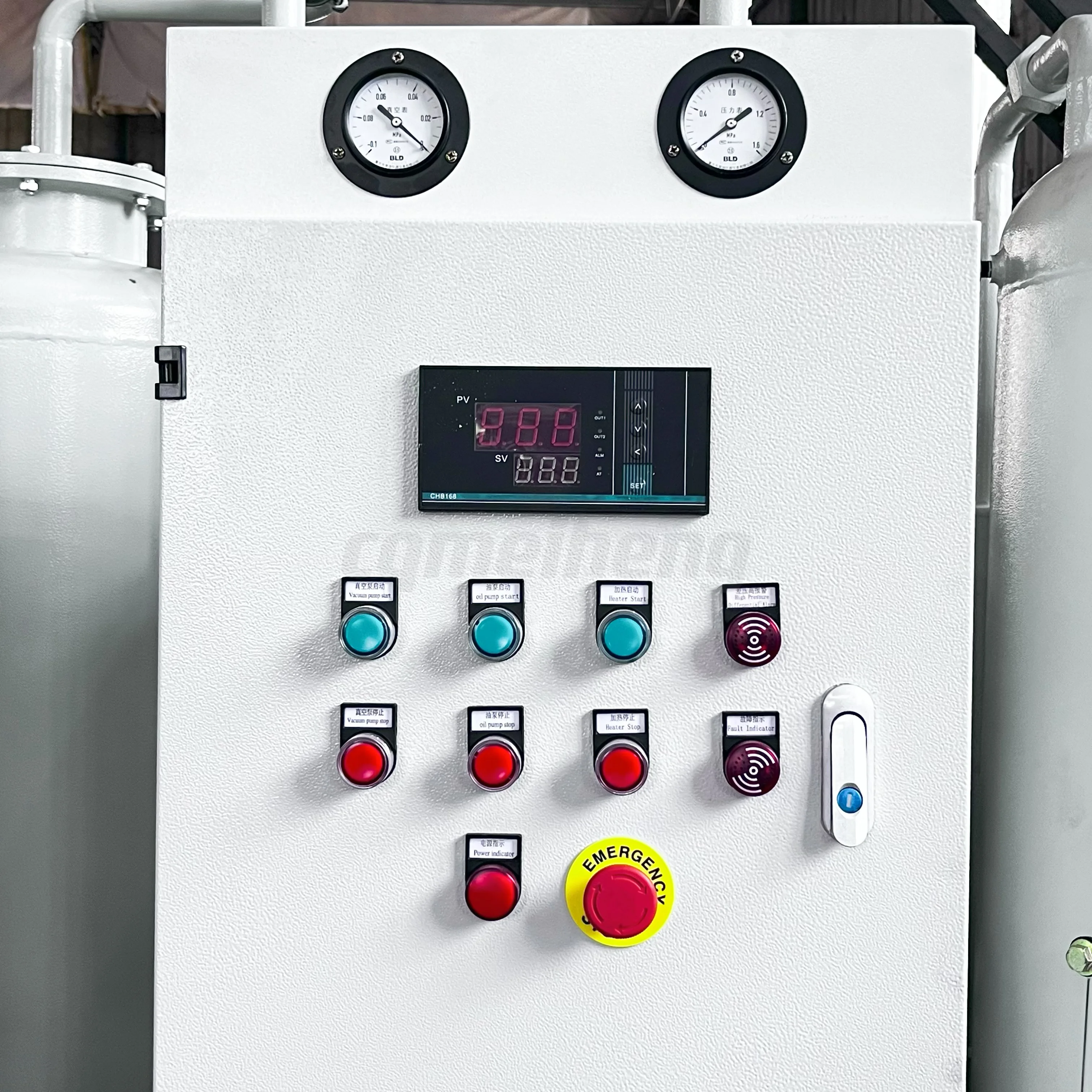 Oil filter for oil recovery and removal of impurities