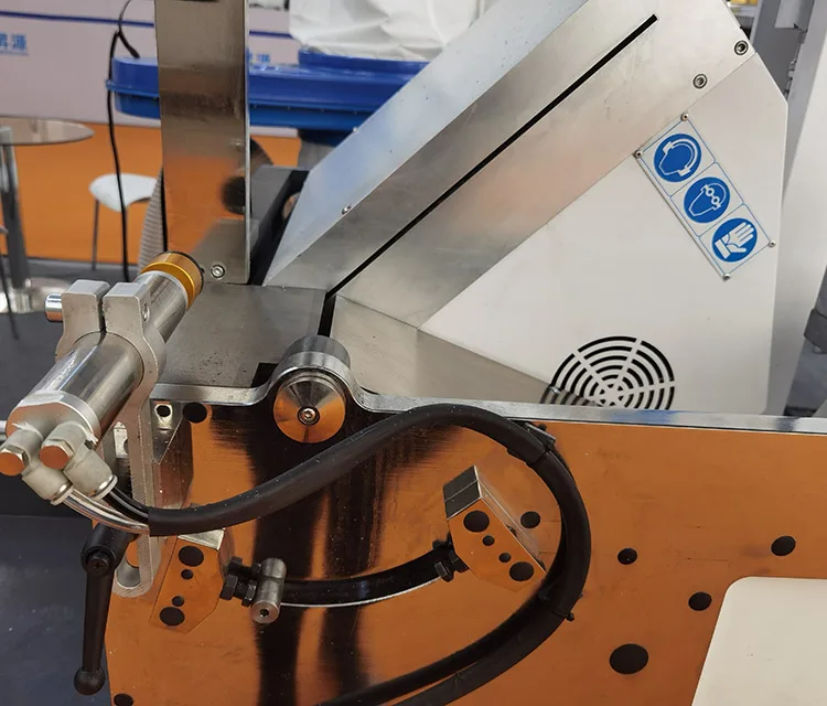 Алюминиевые окна и двери Автоматическая резка машина cnc двойная головка торцовочная пила для рамы