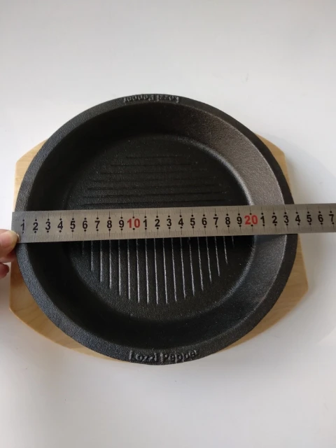 Round pre-seasoned cast iron sizzler plate with wooden base