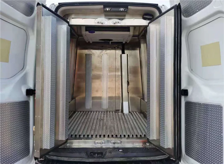 Minibus Double Cab freezer Small Refrigerated Trucks Light Frozen Vehicle 4x2 New Truck Low Price 1-10 Ton -18-0 Degree for sale