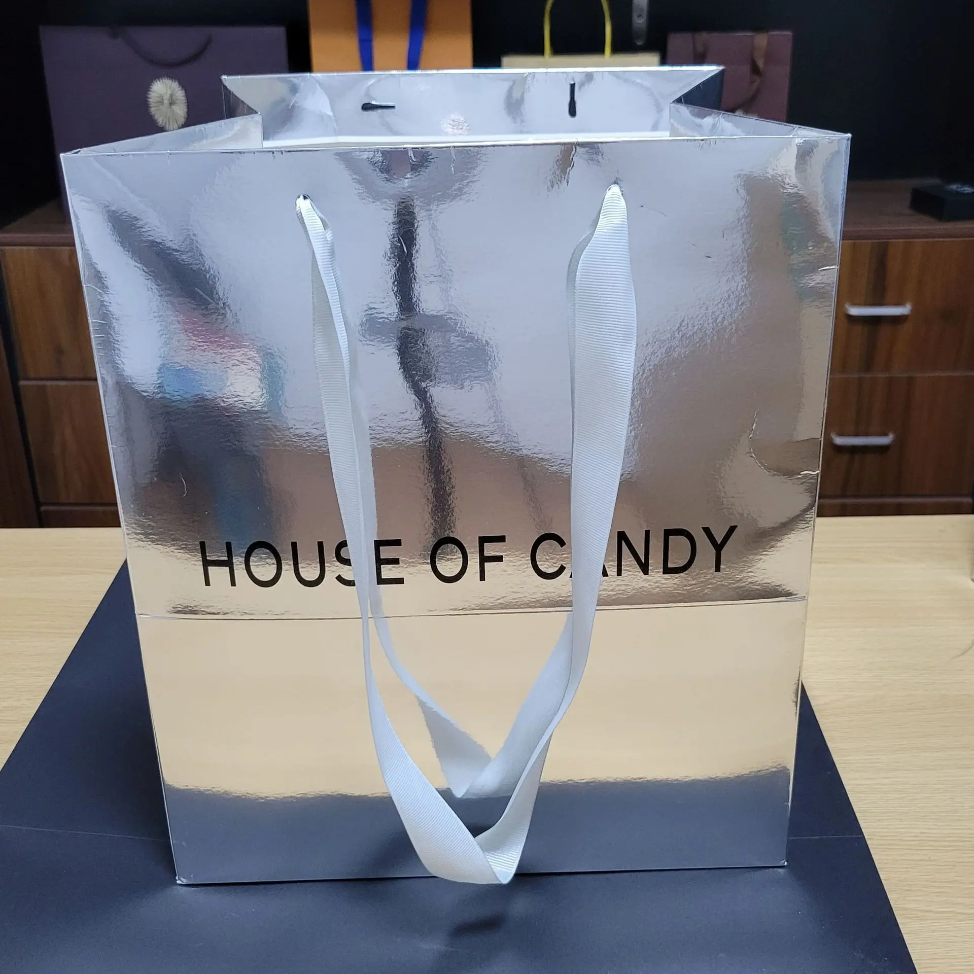 Customized Fashion Mirror Silver Handle Paper Bag Advertising White Cardboard Shopping Gift Paper Tote Bag
