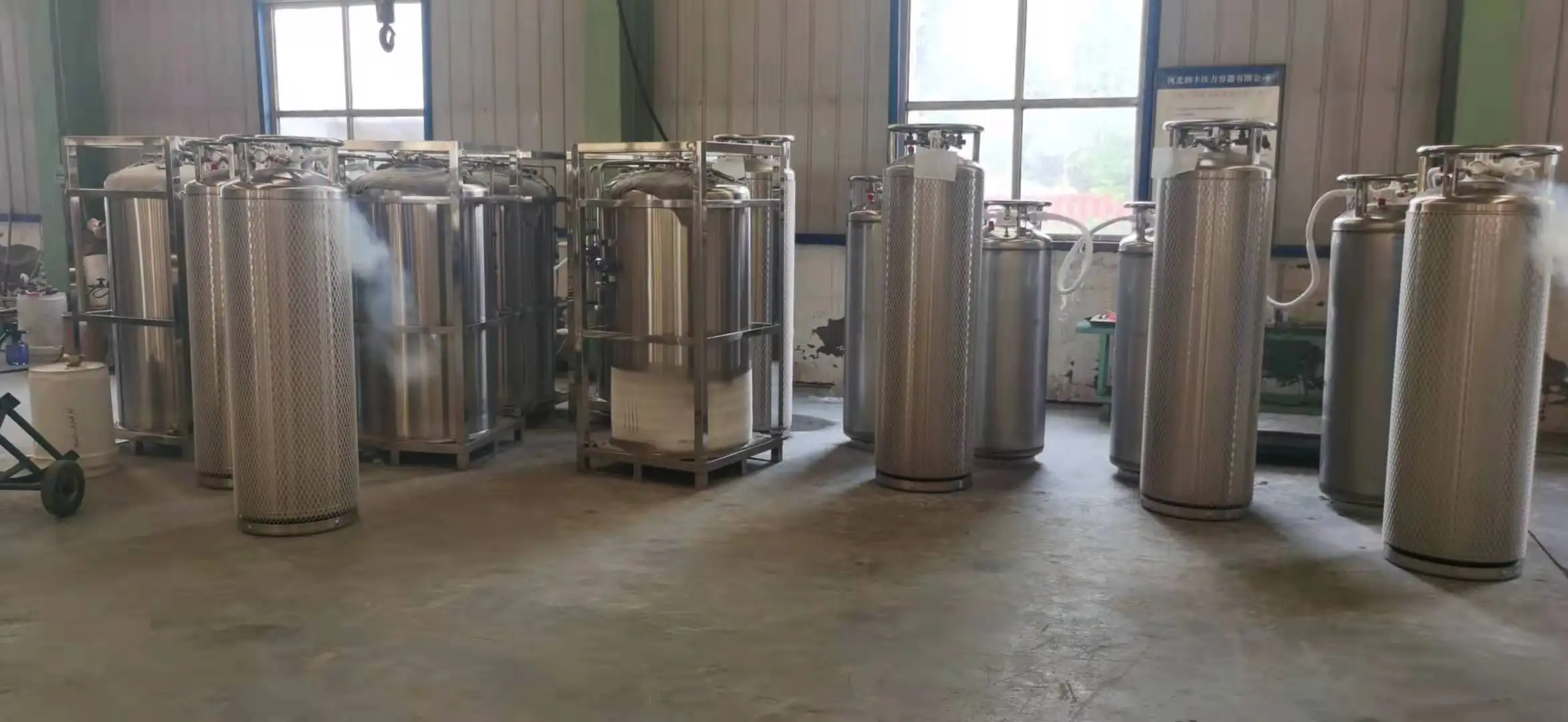 Hot sell 210 liters dewar small gas tank with wheel