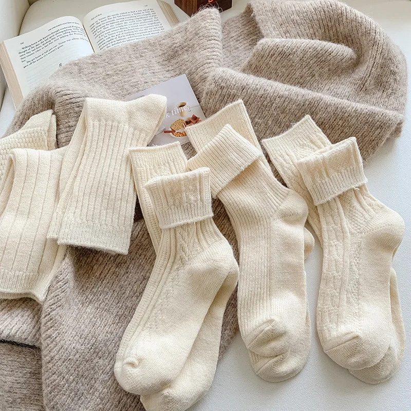 Jingwen wholesale wool winter thick black and white thermal mid-tube women socks