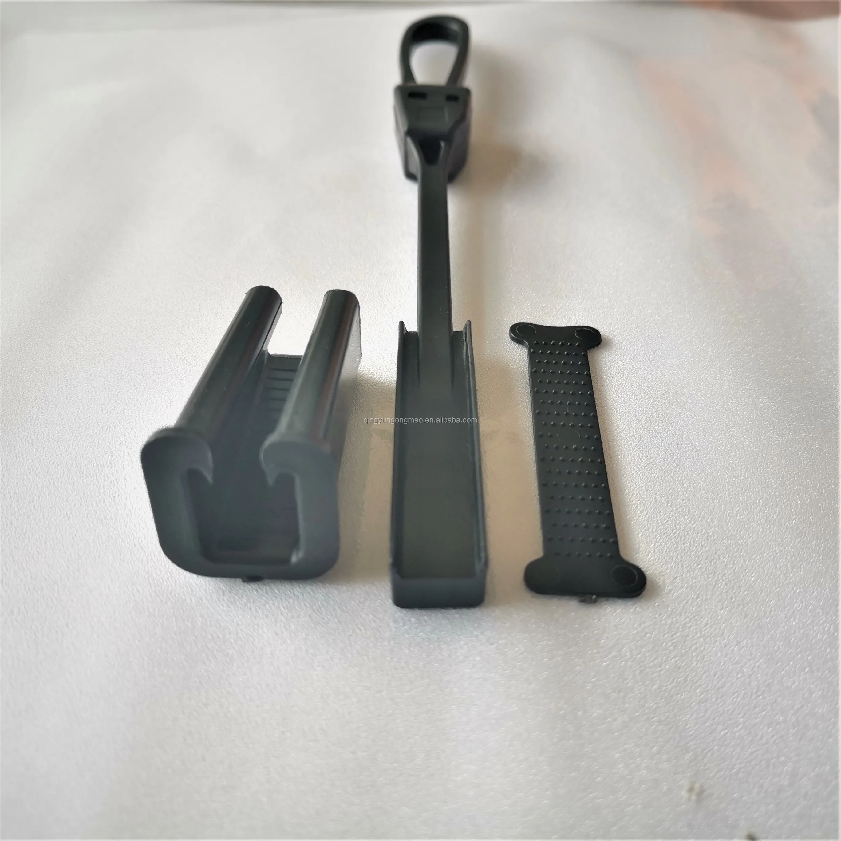 High Quality FTTH S Type Hook Fiber Optic Plastic Drop Wire Cable Clamp