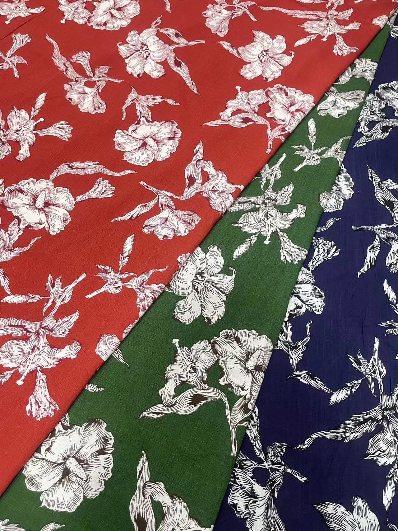 Мягкая и удобная ткань для платья в гавайском стиле, дизайнерская цветочная ткань из искусственного шелка с цифровой печатью для женской одежды