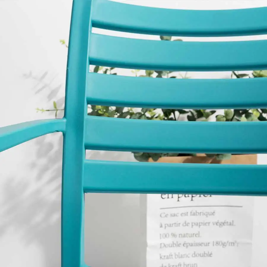 Современный пластиковый стул