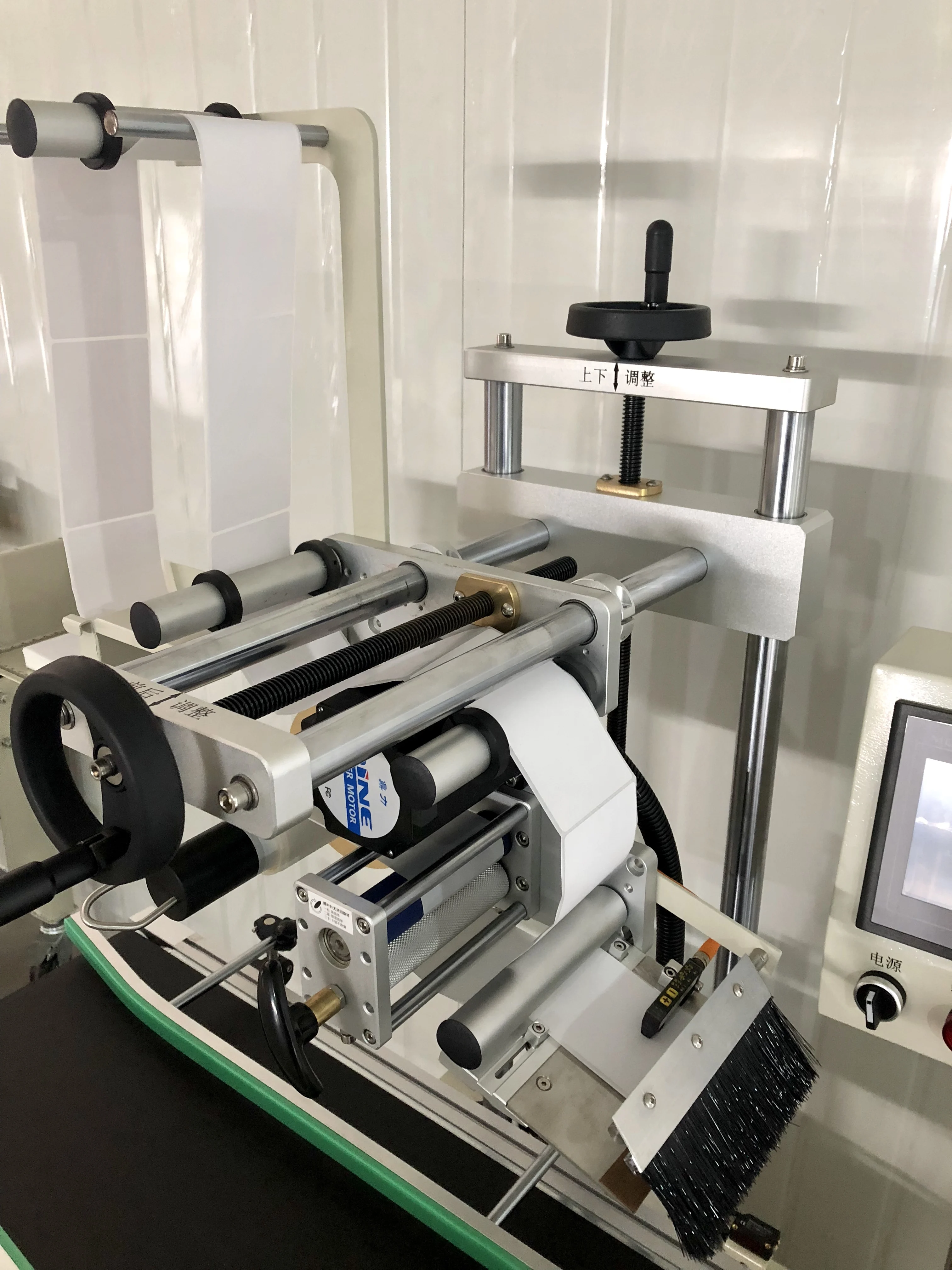 Professional  automatic label attaching machine, adhesive label sticker machine, automatic labeling machine