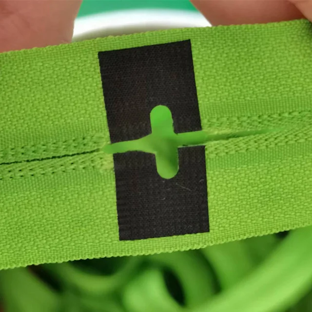 Автоматическая машина для резки нейлоновой молнии для штамповки отверстий на молнии