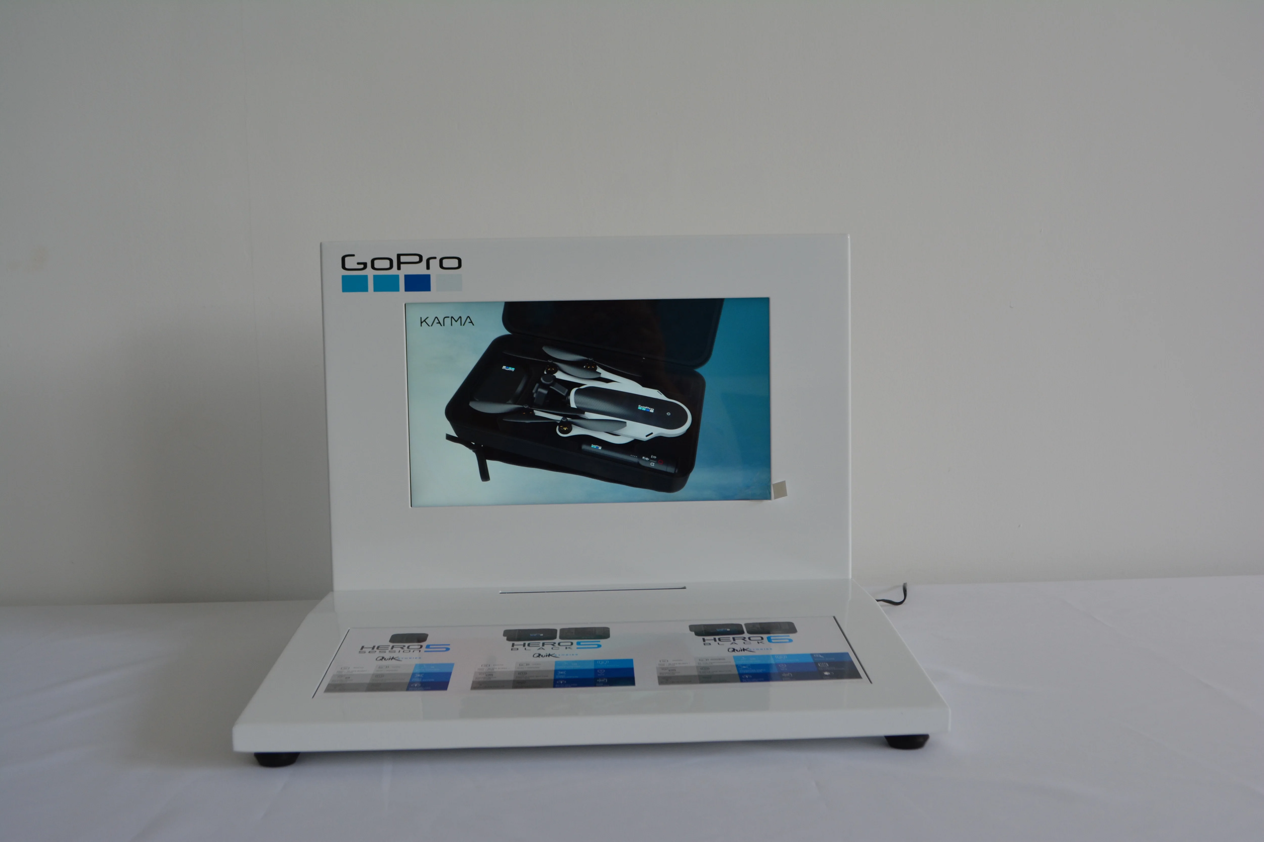 
China POP metal display stand on table with video 