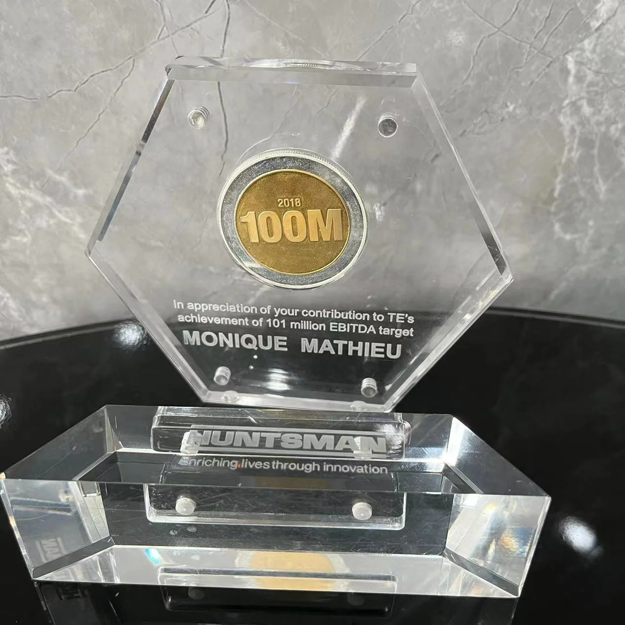 Shiny Polishing  Acrylic Magnet Coin Display Stand laser logo acrylic souvenir coin display board