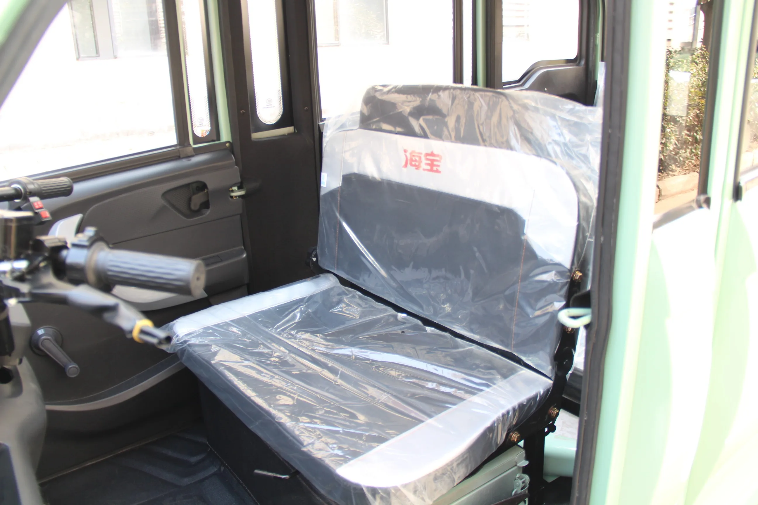 New energy vehicles Made in China hybrid electric mini electric vehicles New city buses electric passenger tricycles