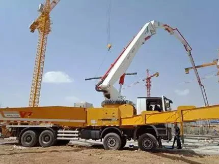 Грузовик-смеситель HOWO с гибридным насосом 47 м 52 57 60 62 Бетононасос Schwing грузовик HB47VH HB52VH HB57VH HB60VH HB62VH для продажи