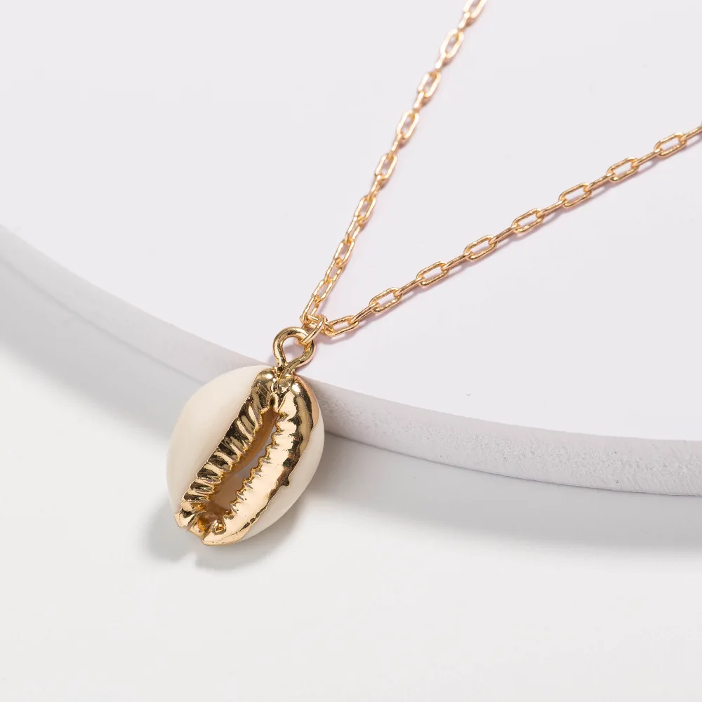 Retro Middle Ages Queen Elizabeth Portrait Coin Necklace Natural Shell Pearl Gold Plated Layered