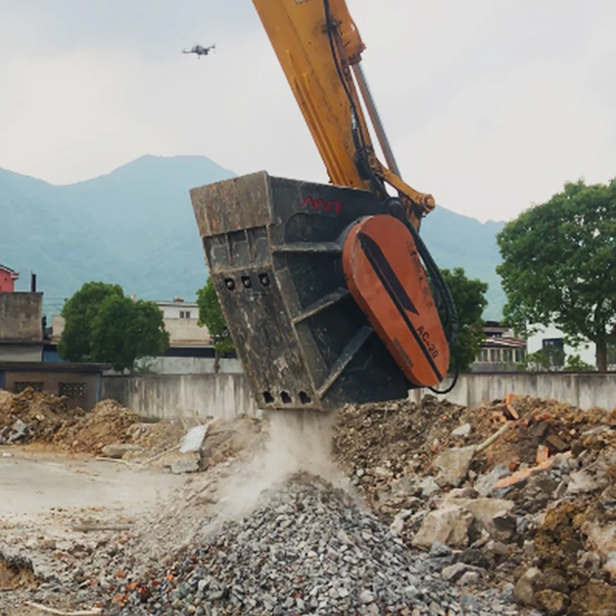 YC-10 Broken in Situ Compact Bucket Strong Structure Jobsite Jaw Stone Crushing Machine for Loader Attachment